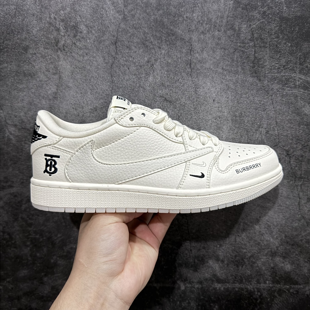 【定制版】Travis Scott x Fragment Design x Air Jordan 1 Low OG SP AJ1 乔1 巴宝莉联名-米白水晶 低帮文化休闲板鞋 BB6588-313rn#多方联名合作融合了Travis Scott 独特的音乐风格，藤原浩个性的设计风格以及Jordan品牌的经典元素 使其成为一双具有独特身份和价值的鞋子 清新而立体的外观加上联名标识更突出了其独特身份 这种配色方案显示出活力和时尚感 在视觉上引人注目  鞋身的质感和细腻的细节处理使其显得高端而格调十足  这款“倒钩”联名是设计与创意完美结合  融合多方的个性风格是一款备受瞩目的潮流鞋款  低帮休闲板鞋 定制鞋盒 大厂纯原品质出货 超高清洁度 皮料切割干净无任何毛边 细节完美 r 尺码：36 36.5 37.5 38 38.5 39 40 40.5 41 42 42.5 43 44 44.5 45 编码：HXS320340-鞋库