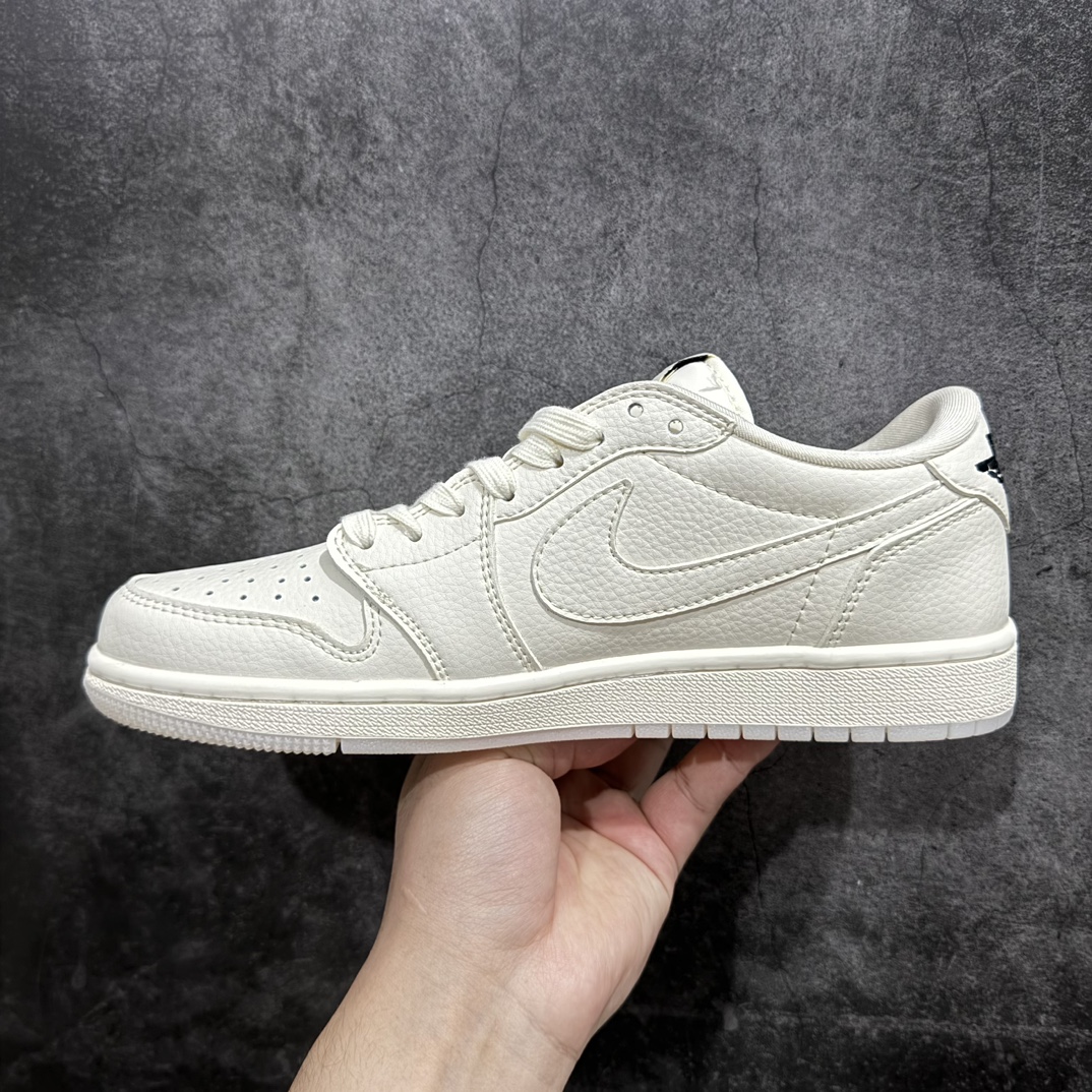 图片[2]-【定制版】Travis Scott x Fragment Design x Air Jordan 1 Low OG SP AJ1 乔1 巴宝莉联名-米白水晶 低帮文化休闲板鞋 BB6588-313rn#多方联名合作融合了Travis Scott 独特的音乐风格，藤原浩个性的设计风格以及Jordan品牌的经典元素 使其成为一双具有独特身份和价值的鞋子 清新而立体的外观加上联名标识更突出了其独特身份 这种配色方案显示出活力和时尚感 在视觉上引人注目  鞋身的质感和细腻的细节处理使其显得高端而格调十足  这款“倒钩”联名是设计与创意完美结合  融合多方的个性风格是一款备受瞩目的潮流鞋款  低帮休闲板鞋 定制鞋盒 大厂纯原品质出货 超高清洁度 皮料切割干净无任何毛边 细节完美 r 尺码：36 36.5 37.5 38 38.5 39 40 40.5 41 42 42.5 43 44 44.5 45 编码：HXS320340-鞋库