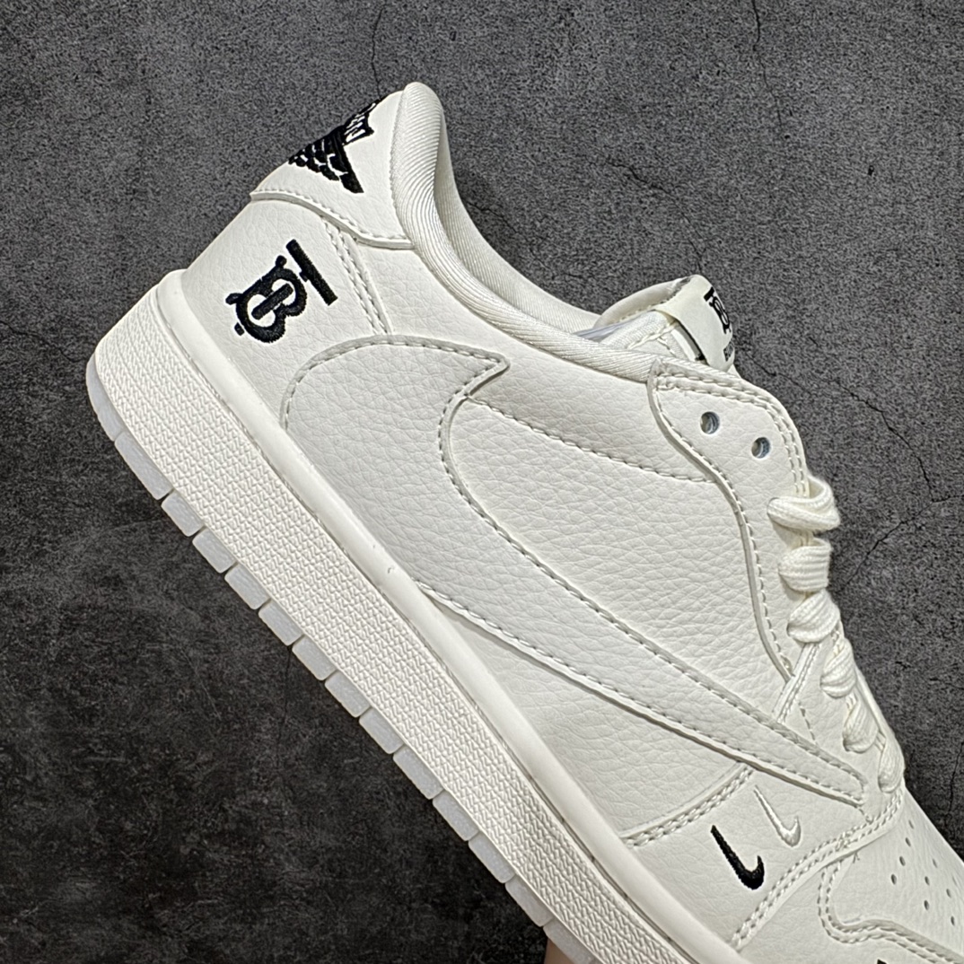 图片[7]-【定制版】Travis Scott x Fragment Design x Air Jordan 1 Low OG SP AJ1 乔1 巴宝莉联名-米白水晶 低帮文化休闲板鞋 BB6588-313rn#多方联名合作融合了Travis Scott 独特的音乐风格，藤原浩个性的设计风格以及Jordan品牌的经典元素 使其成为一双具有独特身份和价值的鞋子 清新而立体的外观加上联名标识更突出了其独特身份 这种配色方案显示出活力和时尚感 在视觉上引人注目  鞋身的质感和细腻的细节处理使其显得高端而格调十足  这款“倒钩”联名是设计与创意完美结合  融合多方的个性风格是一款备受瞩目的潮流鞋款  低帮休闲板鞋 定制鞋盒 大厂纯原品质出货 超高清洁度 皮料切割干净无任何毛边 细节完美 r 尺码：36 36.5 37.5 38 38.5 39 40 40.5 41 42 42.5 43 44 44.5 45 编码：HXS320340-鞋库