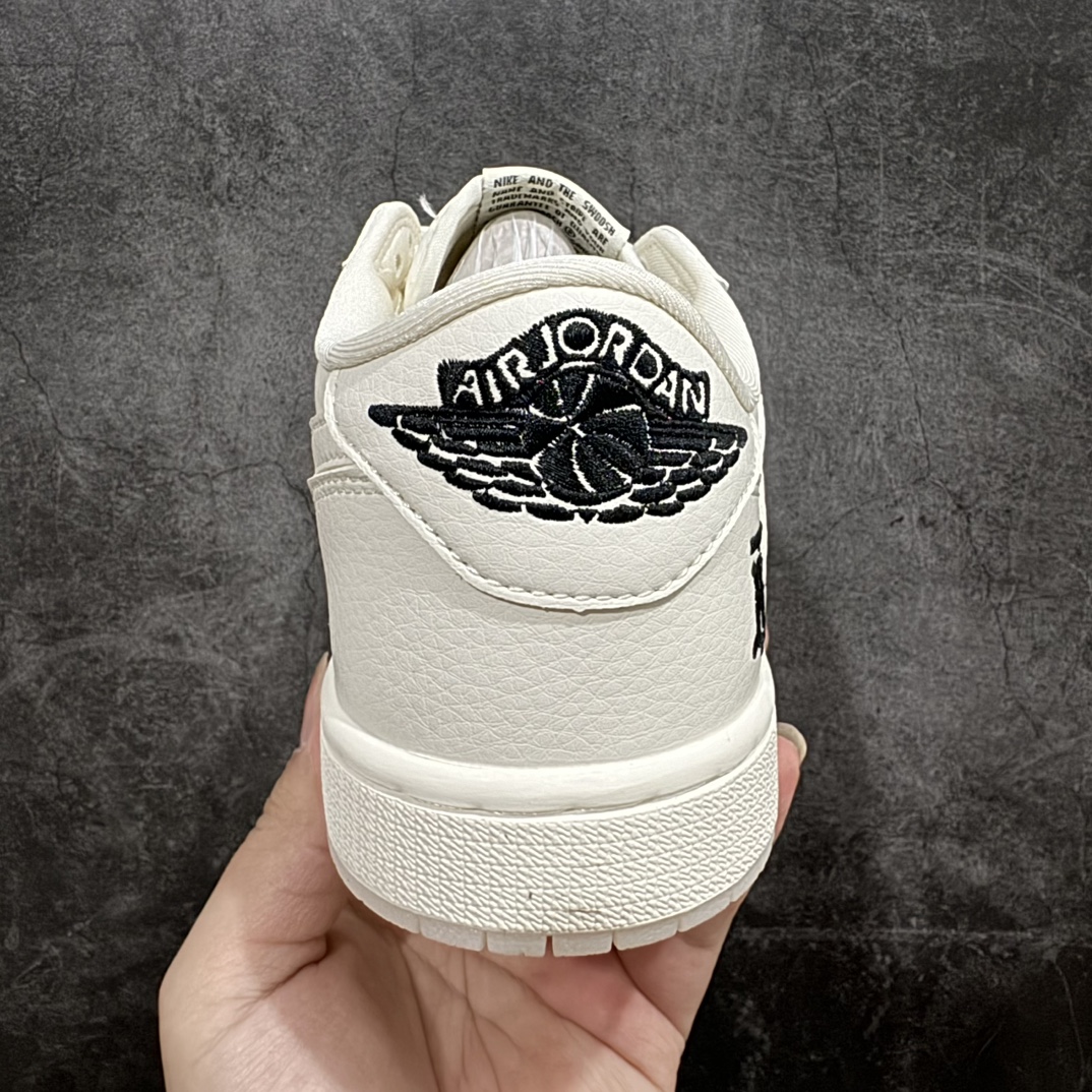 图片[4]-【定制版】Travis Scott x Fragment Design x Air Jordan 1 Low OG SP AJ1 乔1 巴宝莉联名-米白水晶 低帮文化休闲板鞋 BB6588-313rn#多方联名合作融合了Travis Scott 独特的音乐风格，藤原浩个性的设计风格以及Jordan品牌的经典元素 使其成为一双具有独特身份和价值的鞋子 清新而立体的外观加上联名标识更突出了其独特身份 这种配色方案显示出活力和时尚感 在视觉上引人注目  鞋身的质感和细腻的细节处理使其显得高端而格调十足  这款“倒钩”联名是设计与创意完美结合  融合多方的个性风格是一款备受瞩目的潮流鞋款  低帮休闲板鞋 定制鞋盒 大厂纯原品质出货 超高清洁度 皮料切割干净无任何毛边 细节完美 r 尺码：36 36.5 37.5 38 38.5 39 40 40.5 41 42 42.5 43 44 44.5 45 编码：HXS320340-鞋库