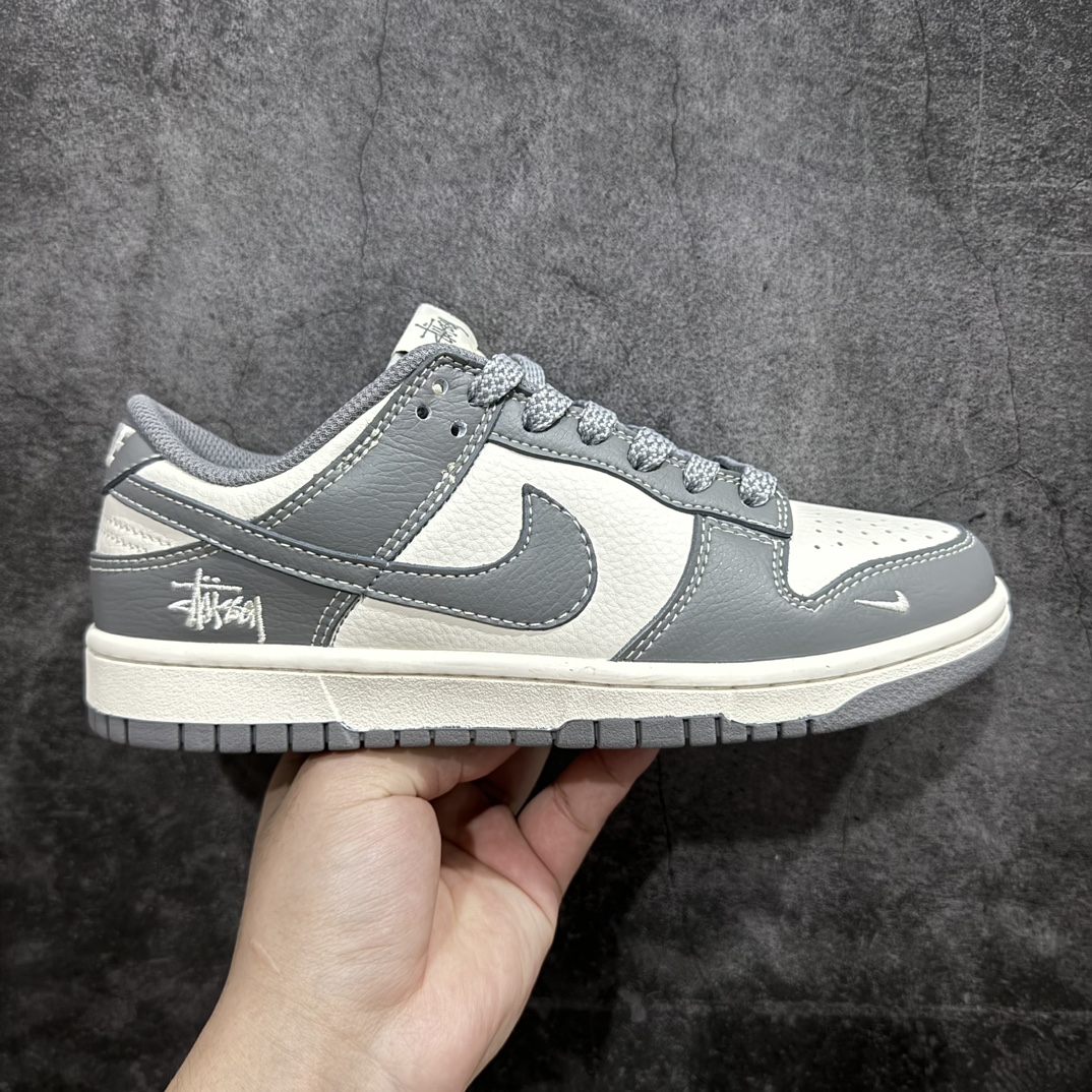 【定制版】Nk SB Dunk Low 斯图西联名-耀夜灰 周年高端定制 低帮休闲板鞋 BB9898-007rn#定制鞋盒 大厂纯原品质出货 超高清洁度 皮料切割干净无任何毛边 细节完美 r 尺码：36 36.5 37.5 38 38.5 39 40 40.5 41 42 42.5 43 44 44.5 45  编码：HXS320340-鞋库