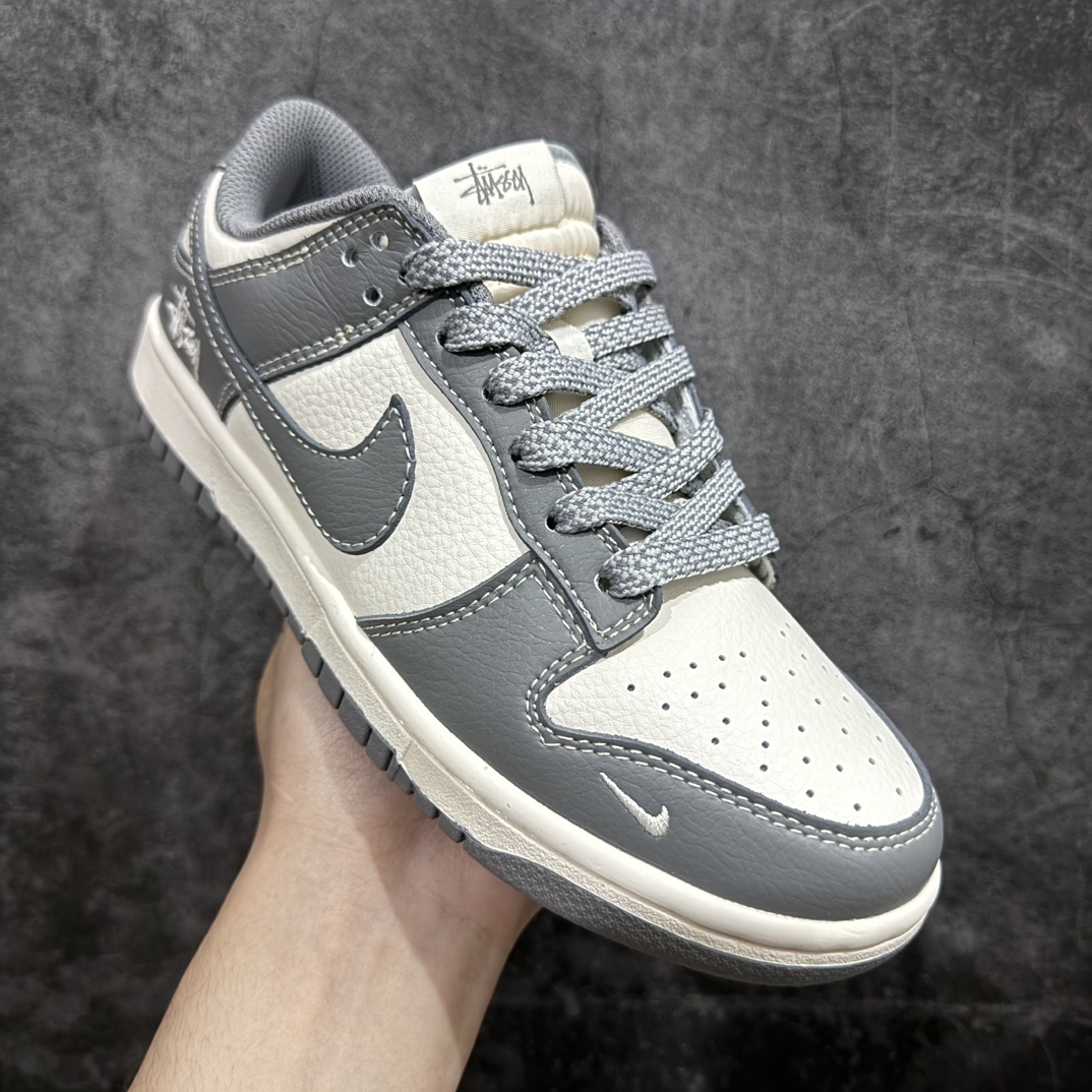 图片[3]-【定制版】Nk SB Dunk Low 斯图西联名-耀夜灰 周年高端定制 低帮休闲板鞋 BB9898-007rn#定制鞋盒 大厂纯原品质出货 超高清洁度 皮料切割干净无任何毛边 细节完美 r 尺码：36 36.5 37.5 38 38.5 39 40 40.5 41 42 42.5 43 44 44.5 45  编码：HXS320340-鞋库