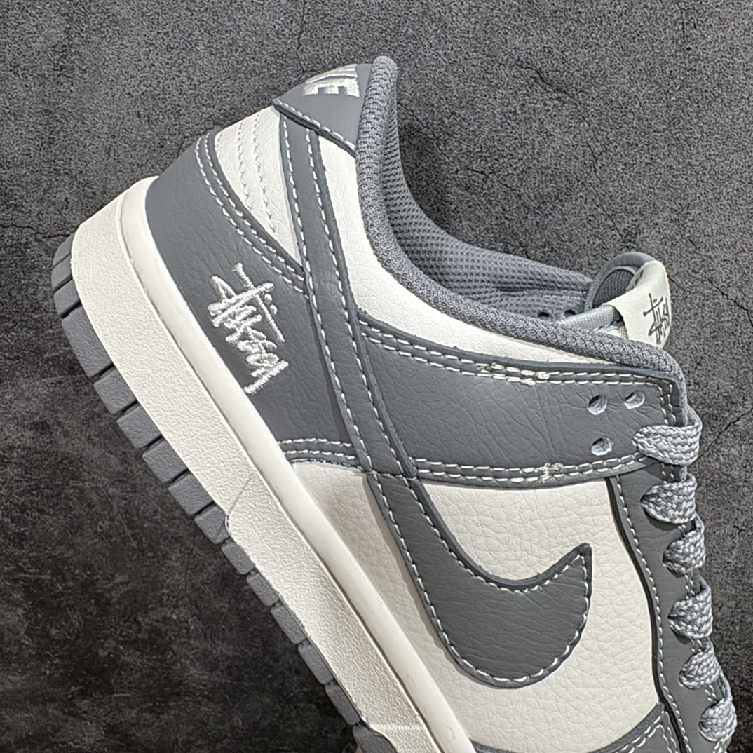 图片[7]-【定制版】Nk SB Dunk Low 斯图西联名-耀夜灰 周年高端定制 低帮休闲板鞋 BB9898-007rn#定制鞋盒 大厂纯原品质出货 超高清洁度 皮料切割干净无任何毛边 细节完美 r 尺码：36 36.5 37.5 38 38.5 39 40 40.5 41 42 42.5 43 44 44.5 45  编码：HXS320340-鞋库