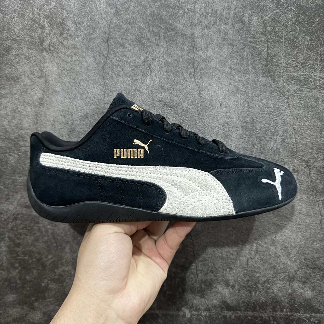 【渠道纯原版】Puma Speedcat OG Sparcon彪马罗马阿莫尔系列 复古运动休闲赛车跑鞋n目前市场最优版本n无论是版型 细节 烫金走线n完全碾压市场任意版本 欢迎对比🆚n工厂耗时3个月开发n原装档案原数据纸版楦型n采用固色翻毛皮鞋面材质(正确二次成型\’猛帮\’成型工艺🆚区别市面版本!!)n外置原数据开发轻量耐磨橡胶大底💪🏻nn全球知名运动品牌PUMA宝马赛车系列n融合了宝马车队的标志性配色n以趣味十足又前卫复古的设计引领潮流n将赛道精神融入街头时尚 开启前卫竞速之旅n主打前卫复古风 Roma鞋款的鞋侧以复古的流线造型缀以宝马经典Logo 巧妙吸睛n而Speedcat鞋款以亮眼三色条纹元素缀以舒适鞋面n赋予了独特的个性美学 演绎赛车的无尽能量 尺码：36-45 官方货号：398846 01 编码：NMGK250270-鞋库