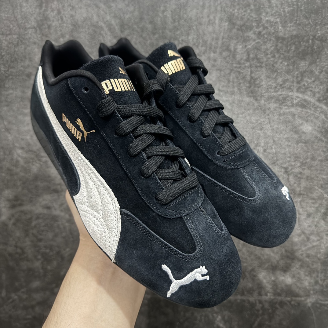 【渠道纯原版】Puma Speedcat OG Sparcon彪马罗马阿莫尔系列 复古运动休闲赛车跑鞋n目前市场最优版本n无论是版型 细节 烫金走线n完全碾压市场任意版本 欢迎对比🆚n工厂耗时3个月开发n原装档案原数据纸版楦型n采用固色翻毛皮鞋面材质(正确二次成型\’猛帮\’成型工艺🆚区别市面版本!!)n外置原数据开发轻量耐磨橡胶大底💪🏻nn全球知名运动品牌PUMA宝马赛车系列n融合了宝马车队的标志性配色n以趣味十足又前卫复古的设计引领潮流n将赛道精神融入街头时尚 开启前卫竞速之旅n主打前卫复古风 Roma鞋款的鞋侧以复古的流线造型缀以宝马经典Logo 巧妙吸睛n而Speedcat鞋款以亮眼三色条纹元素缀以舒适鞋面n赋予了独特的个性美学 演绎赛车的无尽能量 尺码：36-45 官方货号：398846 01 编码：NMGK250270-鞋库