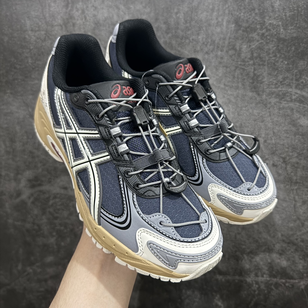 【lw纯原版】ASICS Gel-Kahana TR V4 亚瑟士机能户外风系列低帮轻量缓震休闲运动跑步鞋n身处城市的喧嚣，内心想象却永不停歇，Z世代处于现实的繁忙中始终想象着生活的另一种可能和对未知的展望。想象并非背离现实，而是对自我最真实的期待。为鼓励新世代青年唤起对自我的正向的想象，并展开积极的行动，ASICS亚瑟士于2024释出全新主题——唤想自定义。率先推出鞋款GEL-KAHANA TR V4，将出色的城市潮流与户外机能融为一体，实现无界想象与唤回真实自我的完美连结。于城市绽放姿态，唤想自定义。GEL-KAHANA TR V4融合了极具户外型格的设计细节。鞋款大底与中底采用了AHAR耐磨橡胶与GEL缓震胶技术，拥有良好的抓地力与舒适的穿着体验。鞋底所使用的一体化TPU稳定片，为更好地贴合GEL-KAHANA TR V4而全新开模再造，能有效防止脚部过度扭转与侧翻，在提供优秀稳定性的同时，进一步增强了鞋款的机能设计美学。快速系带系统在方便穿戴的同时，为户外运动提供了更优的防护。 GEL-KAHANA TR V4为日常穿着提供稳定、舒适的支撑，鼓励每个人在城市空间中的大胆探索，追寻无拘束的旷野之梦。 尺码：36 37 37.5 38 39 39.5 40.5 41.5 42 42.5 43.5 44 44.5 45 46 编码：X10260280-鞋库