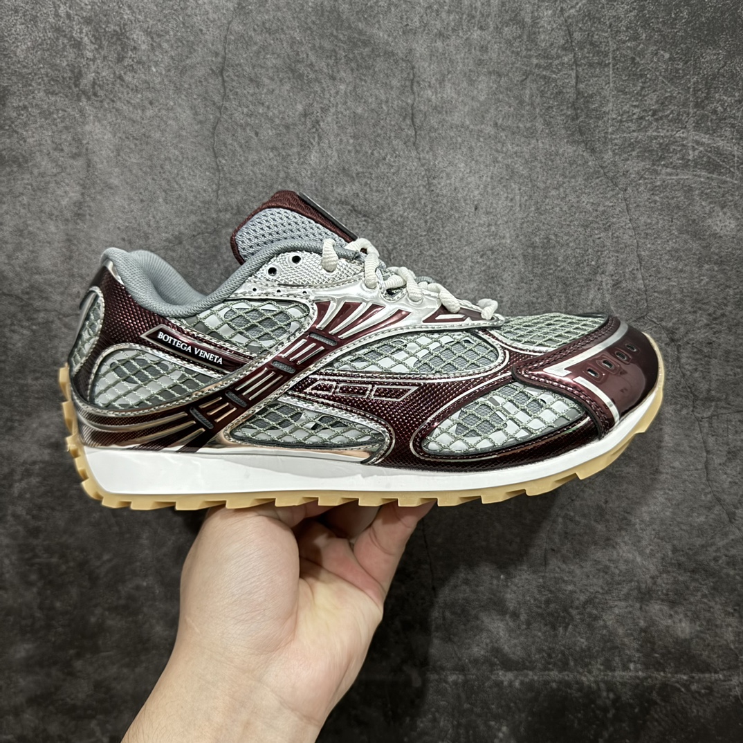 【纯原M版】BOTTEGA VENETA Orbit Runner BV葆蝶家时尚休闲王一博同款老爹鞋运动鞋n原版开发 一比一打造 相似度百分之99以上 市场一梯队级别品质 区别市场任何标文顶级品质版本 采用轻质科技网布面料 搭配几何图案设计橡胶外底 王炸系列 高版本 认准套包工艺 实际增高很多哦 还是一样显腿细非常nice 耐玩耐造 对标对版 套包鞋工艺 认准高版本 大底选用拼色TPU大底 配置原版包装  尺码：35 36 37 38 39 40 41 42 43 44 45 编码：AC420440-鞋库