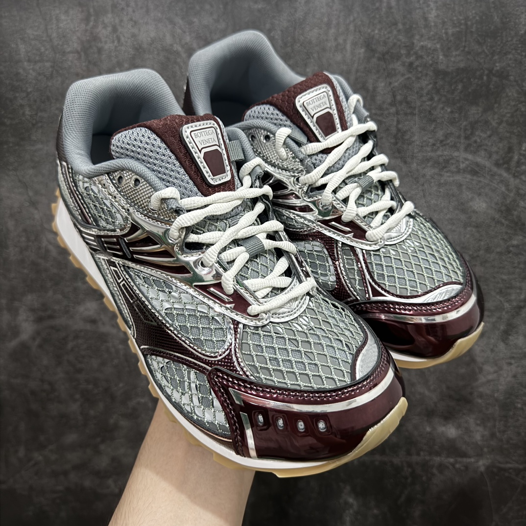 【纯原M版】BOTTEGA VENETA Orbit Runner BV葆蝶家时尚休闲王一博同款老爹鞋运动鞋n原版开发 一比一打造 相似度百分之99以上 市场一梯队级别品质 区别市场任何标文顶级品质版本 采用轻质科技网布面料 搭配几何图案设计橡胶外底 王炸系列 高版本 认准套包工艺 实际增高很多哦 还是一样显腿细非常nice 耐玩耐造 对标对版 套包鞋工艺 认准高版本 大底选用拼色TPU大底 配置原版包装  尺码：35 36 37 38 39 40 41 42 43 44 45 编码：AC420440-鞋库