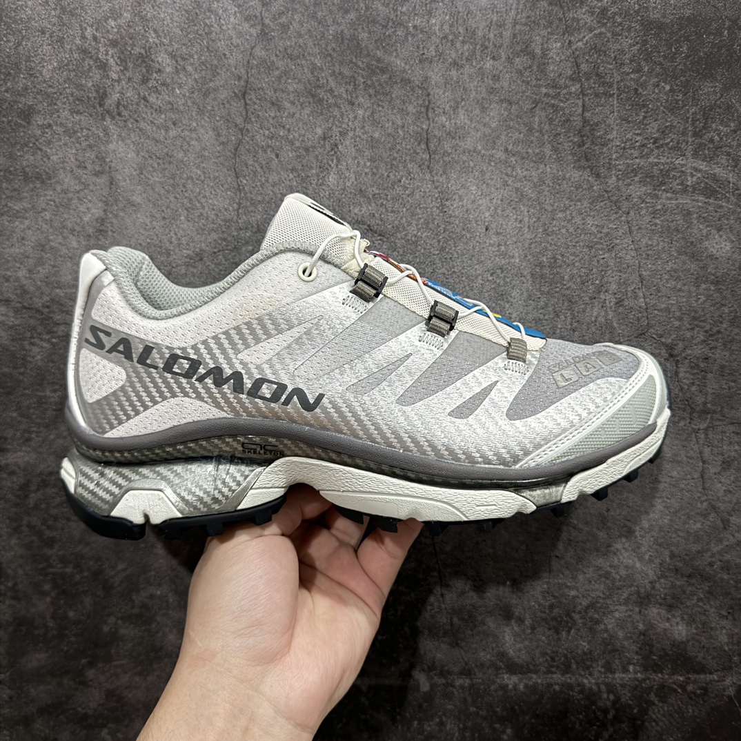 【巅峰版】Salomon 萨洛蒙 XT-4 OG 复古机能跑鞋 灰银475684n经典户外产品 将初代XT 系列越野鞋面与重装徒步QUSET 4D中底融合呈现全新产品 鞋面拥有“SENSIFIT QUICKLACE ”双重组合 搭载 代表性的 4D ADVENCED CHASSIS 鞋底底盘 具备稳定 抓地 防护的综合特性n SIZE：36 36.5 37.5 38 38.5 39 40 40.5 41 42 42.5 43 44 44.5 45  编码：SL300320-鞋库