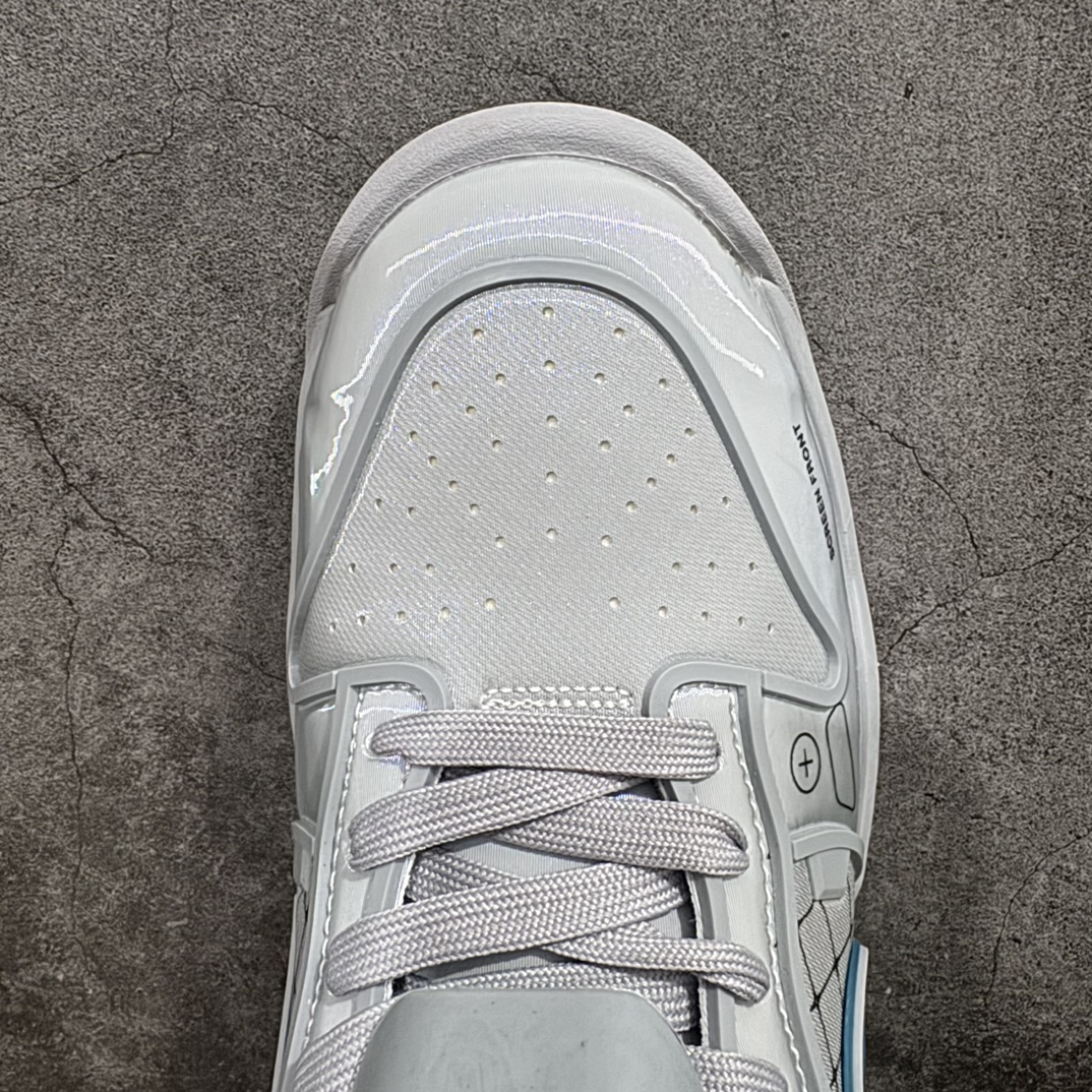 图片[5]-【公司级】RTFKT Studios x  NK Dunk Genesis Low\”OG  Ghost\”扣篮元宇宙系列经典低帮休闲运动滑板板鞋“联名幽灵灰冰蓝”HF0438-001n虚拟数字时尚单位 RTFKT Studios 在 2021 年被 Nike 收购后，人气可谓迅速攀升，现在堪称元宇宙领域的顶流。并且与包括村上隆在内的多个艺术家联名，推出了超多联名配色，就连 Nike 创始人菲尔·奈特都亲自尝试体验。近期，RTFKT Studios 与 Nike 再次推出了全新配色鞋款，并且将在潮流集会 ComplexCon 上独家登场。第一双以浅灰色为主调，依旧保留了 RTFKT 经典的科幻属性，虽然配色简单，但却依然吸睛。当然，按照官方拆解来看，鞋舌上的鞋带扣可以进行拆卸，使鞋款更为简约。值得一提的是，中底还搭载着 Air Zoom 气垫，提供优秀的脚感表现。另一双则以黑色、紫色组成，对比上一双而言会更加酷炫，同时也更具未来感。鞋面从细节图上看，貌似是使用了类似 PVC 质感的皮革面料，质感表现不必担心。 尺码：40 40.5 41 42 42.5 43 44 44.5 45 编码：YX320350-鞋库