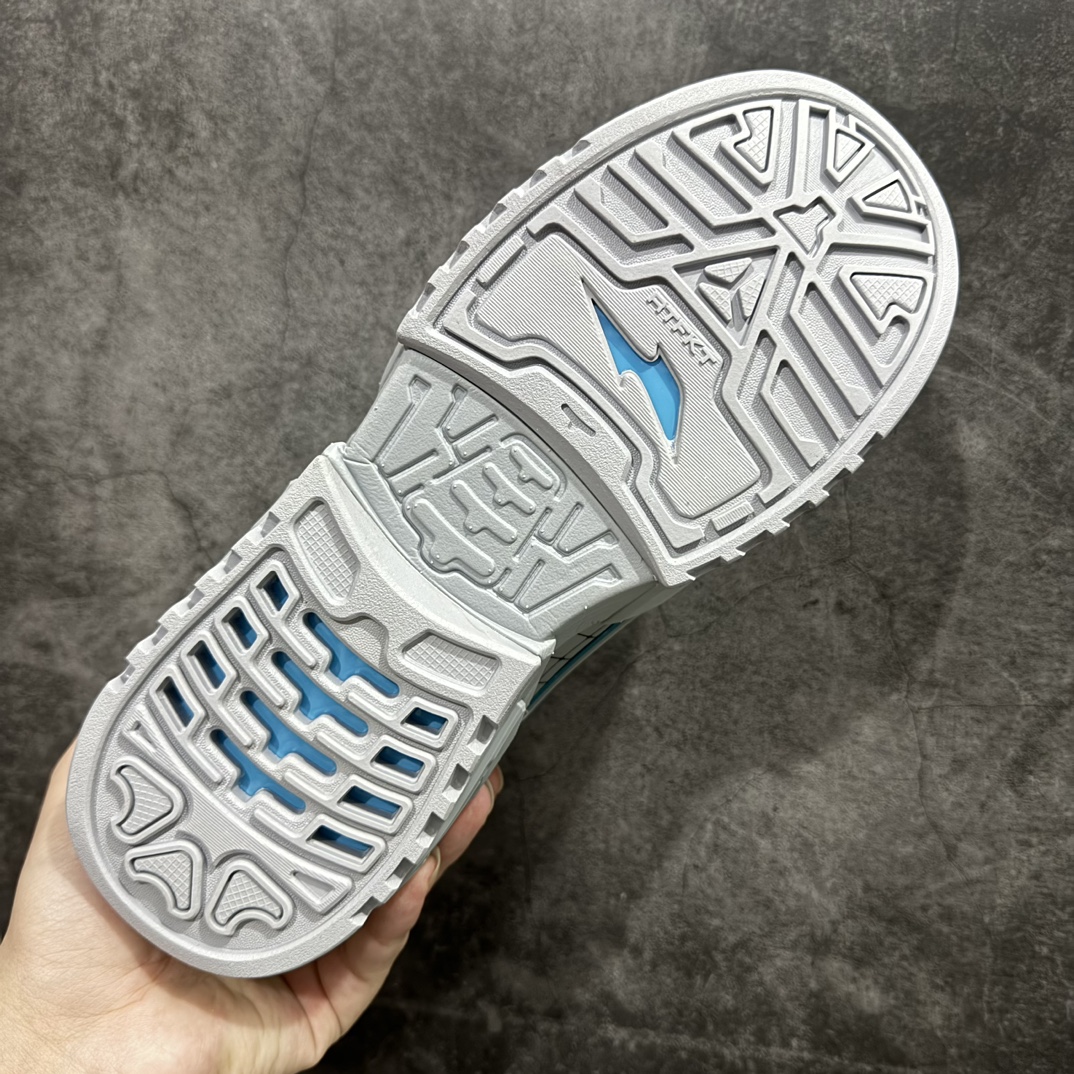 图片[9]-【公司级】RTFKT Studios x  NK Dunk Genesis Low\”OG  Ghost\”扣篮元宇宙系列经典低帮休闲运动滑板板鞋“联名幽灵灰冰蓝”HF0438-001n虚拟数字时尚单位 RTFKT Studios 在 2021 年被 Nike 收购后，人气可谓迅速攀升，现在堪称元宇宙领域的顶流。并且与包括村上隆在内的多个艺术家联名，推出了超多联名配色，就连 Nike 创始人菲尔·奈特都亲自尝试体验。近期，RTFKT Studios 与 Nike 再次推出了全新配色鞋款，并且将在潮流集会 ComplexCon 上独家登场。第一双以浅灰色为主调，依旧保留了 RTFKT 经典的科幻属性，虽然配色简单，但却依然吸睛。当然，按照官方拆解来看，鞋舌上的鞋带扣可以进行拆卸，使鞋款更为简约。值得一提的是，中底还搭载着 Air Zoom 气垫，提供优秀的脚感表现。另一双则以黑色、紫色组成，对比上一双而言会更加酷炫，同时也更具未来感。鞋面从细节图上看，貌似是使用了类似 PVC 质感的皮革面料，质感表现不必担心。 尺码：40 40.5 41 42 42.5 43 44 44.5 45 编码：YX320350-鞋库