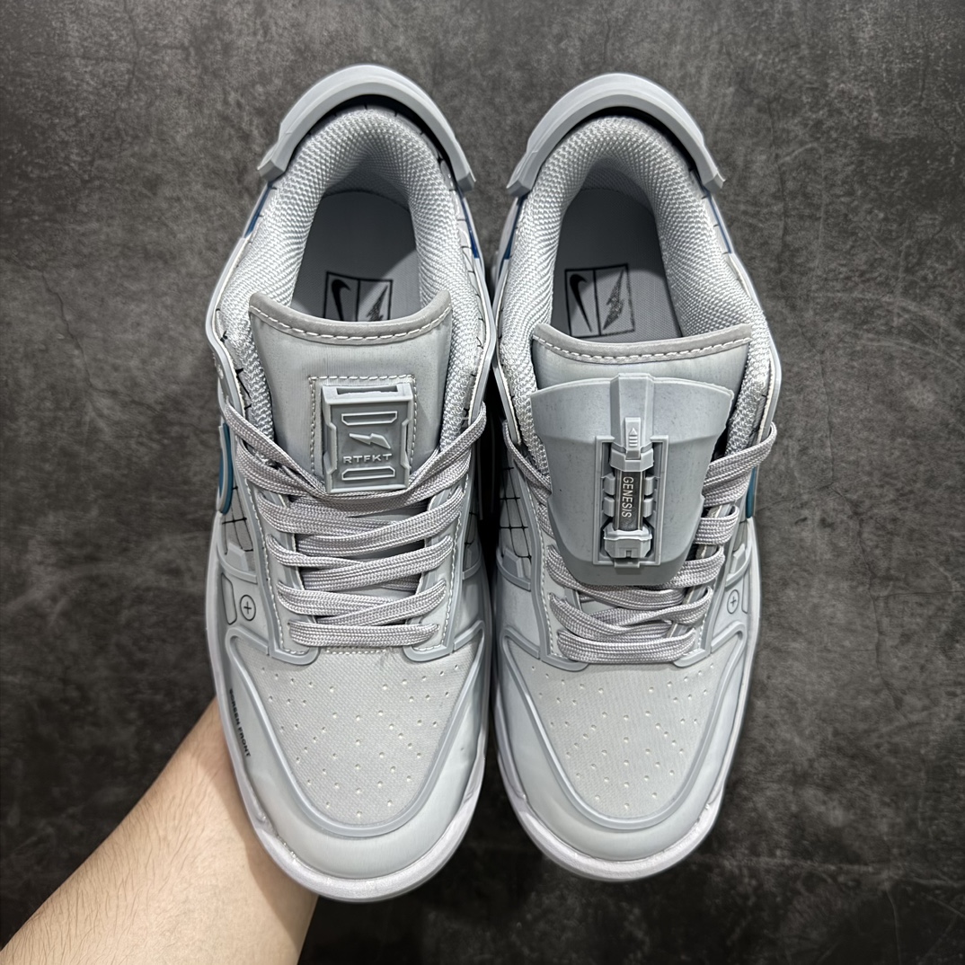 图片[2]-【公司级】RTFKT Studios x  NK Dunk Genesis Low\”OG  Ghost\”扣篮元宇宙系列经典低帮休闲运动滑板板鞋“联名幽灵灰冰蓝”HF0438-001n虚拟数字时尚单位 RTFKT Studios 在 2021 年被 Nike 收购后，人气可谓迅速攀升，现在堪称元宇宙领域的顶流。并且与包括村上隆在内的多个艺术家联名，推出了超多联名配色，就连 Nike 创始人菲尔·奈特都亲自尝试体验。近期，RTFKT Studios 与 Nike 再次推出了全新配色鞋款，并且将在潮流集会 ComplexCon 上独家登场。第一双以浅灰色为主调，依旧保留了 RTFKT 经典的科幻属性，虽然配色简单，但却依然吸睛。当然，按照官方拆解来看，鞋舌上的鞋带扣可以进行拆卸，使鞋款更为简约。值得一提的是，中底还搭载着 Air Zoom 气垫，提供优秀的脚感表现。另一双则以黑色、紫色组成，对比上一双而言会更加酷炫，同时也更具未来感。鞋面从细节图上看，貌似是使用了类似 PVC 质感的皮革面料，质感表现不必担心。 尺码：40 40.5 41 42 42.5 43 44 44.5 45 编码：YX320350-鞋库