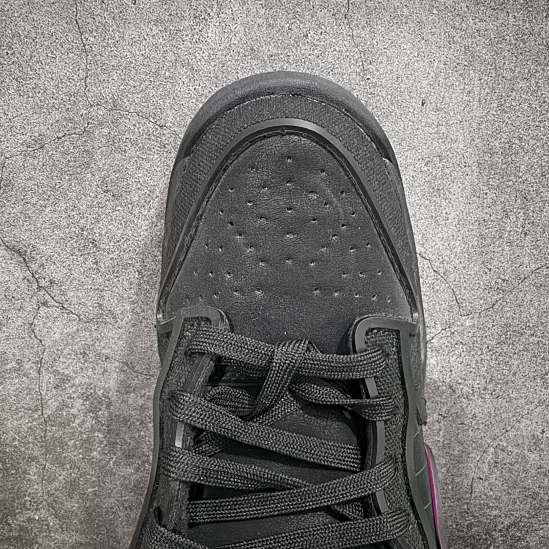 图片[5]-【公司级】RTFKT Studios x  NK Dunk Genesis Low\”OG  Ghost\”扣篮元宇宙系列经典低帮休闲运动滑板板鞋 HF0438-001n虚拟数字时尚单位 RTFKT Studios 在 2021 年被 Nike 收购后，人气可谓迅速攀升，现在堪称元宇宙领域的顶流。并且与包括村上隆在内的多个艺术家联名，推出了超多联名配色，就连 Nike 创始人菲尔·奈特都亲自尝试体验。近期，RTFKT Studios 与 Nike 再次推出了全新配色鞋款，并且将在潮流集会 ComplexCon 上独家登场。第一双以浅灰色为主调，依旧保留了 RTFKT 经典的科幻属性，虽然配色简单，但却依然吸睛。当然，按照官方拆解来看，鞋舌上的鞋带扣可以进行拆卸，使鞋款更为简约。值得一提的是，中底还搭载着 Air Zoom 气垫，提供优秀的脚感表现。另一双则以黑色、紫色组成，对比上一双而言会更加酷炫，同时也更具未来感。鞋面从细节图上看，貌似是使用了类似 PVC 质感的皮革面料，质感表现不必担心。 尺码：40 40.5 41 42 42.5 43 44 44.5 45 编码：YX320350-鞋库