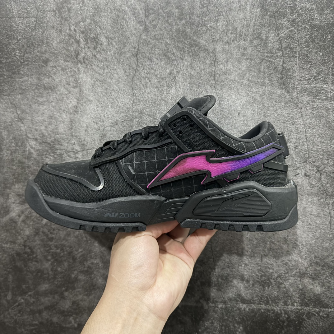 图片[2]-【公司级】RTFKT Studios x  NK Dunk Genesis Low\”OG  Ghost\”扣篮元宇宙系列经典低帮休闲运动滑板板鞋 HF0438-001n虚拟数字时尚单位 RTFKT Studios 在 2021 年被 Nike 收购后，人气可谓迅速攀升，现在堪称元宇宙领域的顶流。并且与包括村上隆在内的多个艺术家联名，推出了超多联名配色，就连 Nike 创始人菲尔·奈特都亲自尝试体验。近期，RTFKT Studios 与 Nike 再次推出了全新配色鞋款，并且将在潮流集会 ComplexCon 上独家登场。第一双以浅灰色为主调，依旧保留了 RTFKT 经典的科幻属性，虽然配色简单，但却依然吸睛。当然，按照官方拆解来看，鞋舌上的鞋带扣可以进行拆卸，使鞋款更为简约。值得一提的是，中底还搭载着 Air Zoom 气垫，提供优秀的脚感表现。另一双则以黑色、紫色组成，对比上一双而言会更加酷炫，同时也更具未来感。鞋面从细节图上看，貌似是使用了类似 PVC 质感的皮革面料，质感表现不必担心。 尺码：40 40.5 41 42 42.5 43 44 44.5 45 编码：YX320350-鞋库