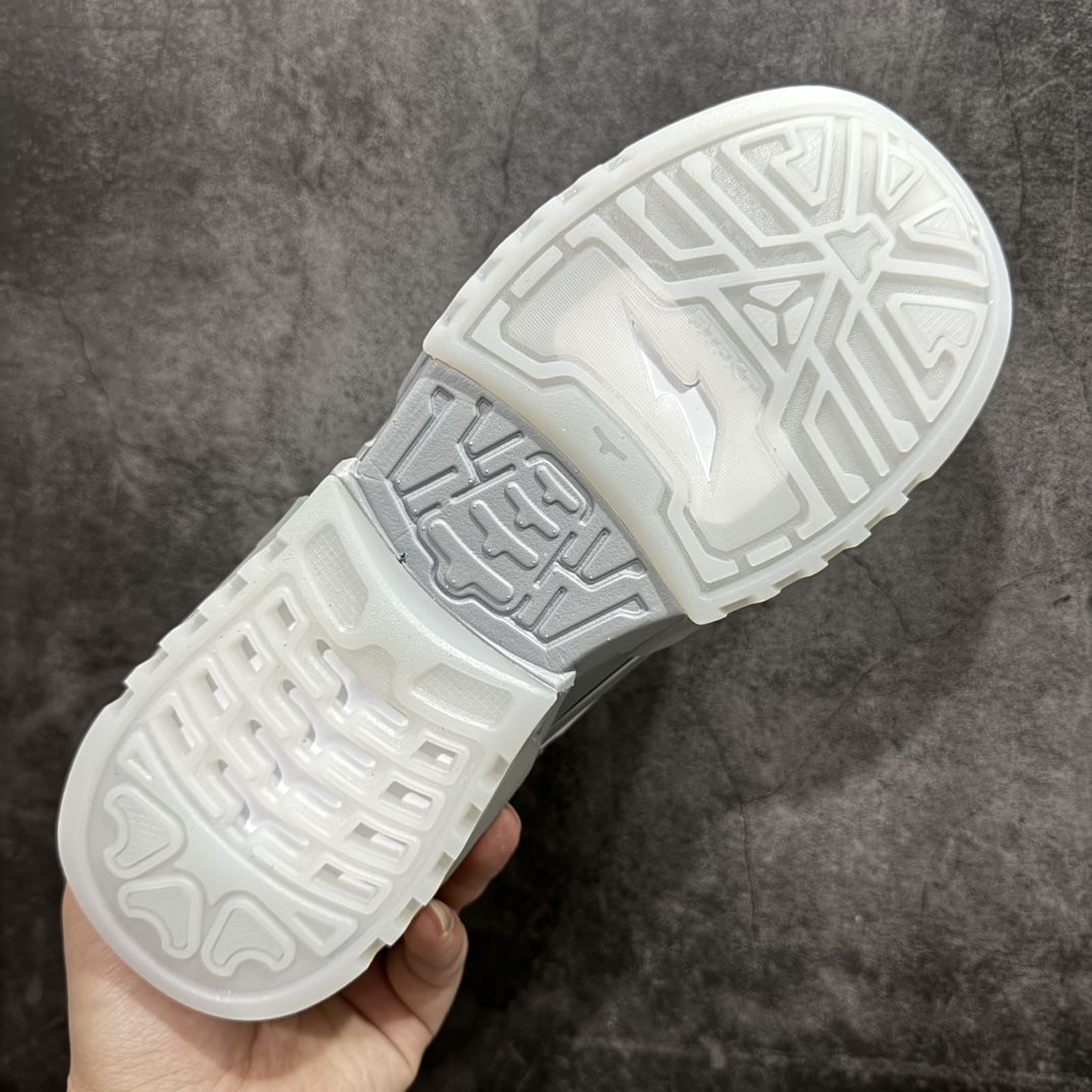 图片[9]-【公司级】RTFKT Studios x  NK Dunk Genesis Low\”OG  Ghost\”扣篮元宇宙系列经典低帮休闲运动滑板板鞋 HF0438-001n虚拟数字时尚单位 RTFKT Studios 在 2021 年被 Nike 收购后，人气可谓迅速攀升，现在堪称元宇宙领域的顶流。并且与包括村上隆在内的多个艺术家联名，推出了超多联名配色，就连 Nike 创始人菲尔·奈特都亲自尝试体验。近期，RTFKT Studios 与 Nike 再次推出了全新配色鞋款，并且将在潮流集会 ComplexCon 上独家登场。第一双以浅灰色为主调，依旧保留了 RTFKT 经典的科幻属性，虽然配色简单，但却依然吸睛。当然，按照官方拆解来看，鞋舌上的鞋带扣可以进行拆卸，使鞋款更为简约。值得一提的是，中底还搭载着 Air Zoom 气垫，提供优秀的脚感表现。另一双则以黑色、紫色组成，对比上一双而言会更加酷炫，同时也更具未来感。鞋面从细节图上看，貌似是使用了类似 PVC 质感的皮革面料，质感表现不必担心。 尺码：40 40.5 41 42 42.5 43 44 44.5 45 编码：YX320350-鞋库