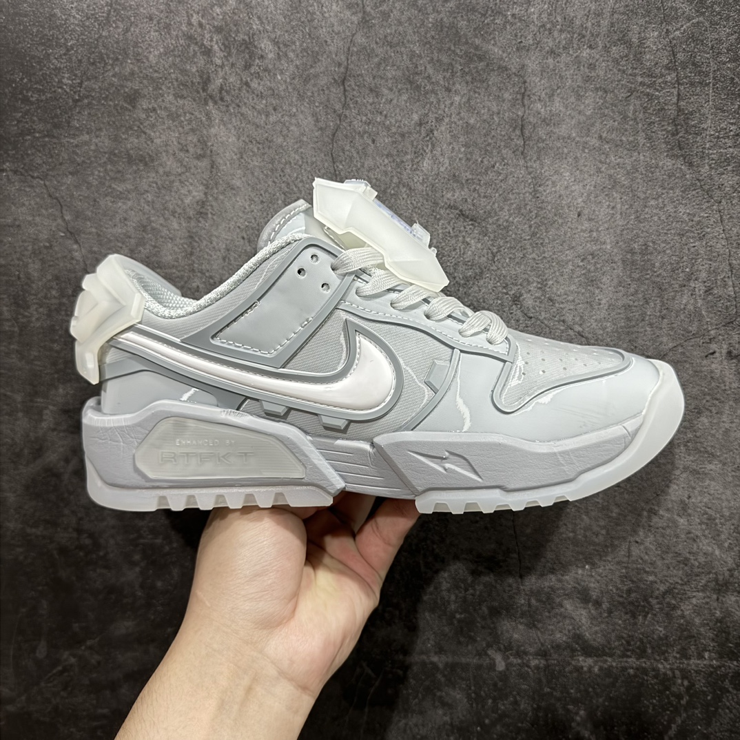 【公司级】RTFKT Studios x  NK Dunk Genesis Low\”OG  Ghost\”扣篮元宇宙系列经典低帮休闲运动滑板板鞋 HF0438-001n虚拟数字时尚单位 RTFKT Studios 在 2021 年被 Nike 收购后，人气可谓迅速攀升，现在堪称元宇宙领域的顶流。并且与包括村上隆在内的多个艺术家联名，推出了超多联名配色，就连 Nike 创始人菲尔·奈特都亲自尝试体验。近期，RTFKT Studios 与 Nike 再次推出了全新配色鞋款，并且将在潮流集会 ComplexCon 上独家登场。第一双以浅灰色为主调，依旧保留了 RTFKT 经典的科幻属性，虽然配色简单，但却依然吸睛。当然，按照官方拆解来看，鞋舌上的鞋带扣可以进行拆卸，使鞋款更为简约。值得一提的是，中底还搭载着 Air Zoom 气垫，提供优秀的脚感表现。另一双则以黑色、紫色组成，对比上一双而言会更加酷炫，同时也更具未来感。鞋面从细节图上看，貌似是使用了类似 PVC 质感的皮革面料，质感表现不必担心。 尺码：40 40.5 41 42 42.5 43 44 44.5 45 编码：YX320350-鞋库