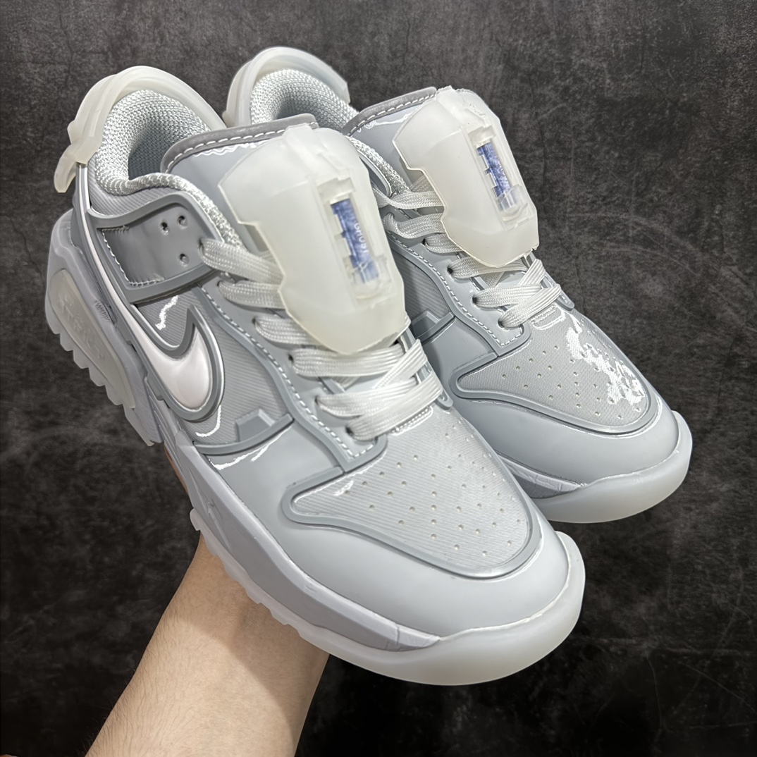 【公司级】RTFKT Studios x  NK Dunk Genesis Low\”OG  Ghost\”扣篮元宇宙系列经典低帮休闲运动滑板板鞋 HF0438-001n虚拟数字时尚单位 RTFKT Studios 在 2021 年被 Nike 收购后，人气可谓迅速攀升，现在堪称元宇宙领域的顶流。并且与包括村上隆在内的多个艺术家联名，推出了超多联名配色，就连 Nike 创始人菲尔·奈特都亲自尝试体验。近期，RTFKT Studios 与 Nike 再次推出了全新配色鞋款，并且将在潮流集会 ComplexCon 上独家登场。第一双以浅灰色为主调，依旧保留了 RTFKT 经典的科幻属性，虽然配色简单，但却依然吸睛。当然，按照官方拆解来看，鞋舌上的鞋带扣可以进行拆卸，使鞋款更为简约。值得一提的是，中底还搭载着 Air Zoom 气垫，提供优秀的脚感表现。另一双则以黑色、紫色组成，对比上一双而言会更加酷炫，同时也更具未来感。鞋面从细节图上看，貌似是使用了类似 PVC 质感的皮革面料，质感表现不必担心。 尺码：40 40.5 41 42 42.5 43 44 44.5 45 编码：YX320350-鞋库