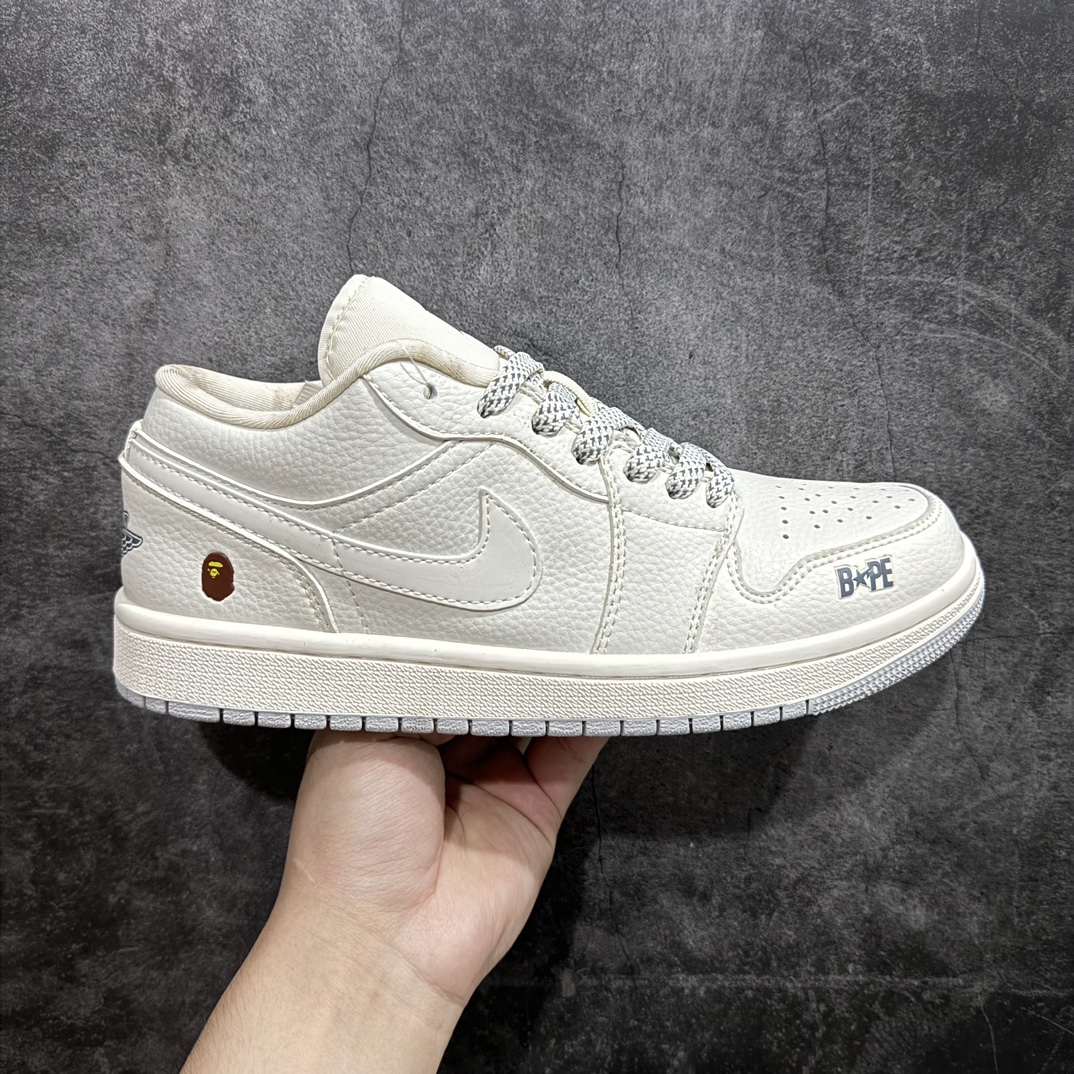 【定制版】Air Jordan 1 Low AJ1 乔1 BAPE联名-米白灰底 高端定制 低帮篮球鞋n#定制鞋盒 大厂纯原品质出货 超高清洁度 皮料切割干净无任何毛边 细节完美货号：WG8850-003  尺码：36 36.5 37.5 38 38.5 39 40 40.5 41 42 42.5 43 44 44.5 45 编码：HXS320340-鞋库