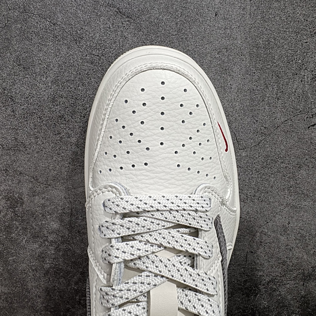 图片[5]-【定制版】Travis Scott x Fragment Design x Jordan Air Jordan 1 Low OG SP  “Supreme巴黎世家联名——米深灰双拼”  多方联名合作融合了Travis Scott 独特的音乐风格，藤原浩个性的设计风格以及Jordan品牌的经典元素 使其成为一双具有独特身份和价值的鞋子 清新而立体的外观加上联名标识更突出了其独特身份 这种配色方案显示出活力和时尚感 在视觉上引人注目  鞋身的质感和细腻的细节处理使其显得高端而格调十足  这款“倒钩”联名是设计与创意完美结合  融合多方的个性风格是一款备受瞩目的潮流鞋款  低帮休闲板鞋 定制鞋盒 大厂纯原品质出货 超高清洁度 皮料切割干净无任何毛边 细节完美 货号:JH6088-607n Size：36 36.5 37.5 38 38.5 39 40 40.5 41 42 42.5 43 44 44.5 45 编码：HXS320340-鞋库