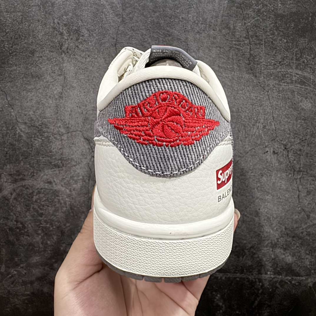 图片[4]-【定制版】Travis Scott x Fragment Design x Jordan Air Jordan 1 Low OG SP  “Supreme巴黎世家联名——米深灰双拼”  多方联名合作融合了Travis Scott 独特的音乐风格，藤原浩个性的设计风格以及Jordan品牌的经典元素 使其成为一双具有独特身份和价值的鞋子 清新而立体的外观加上联名标识更突出了其独特身份 这种配色方案显示出活力和时尚感 在视觉上引人注目  鞋身的质感和细腻的细节处理使其显得高端而格调十足  这款“倒钩”联名是设计与创意完美结合  融合多方的个性风格是一款备受瞩目的潮流鞋款  低帮休闲板鞋 定制鞋盒 大厂纯原品质出货 超高清洁度 皮料切割干净无任何毛边 细节完美 货号:JH6088-607n Size：36 36.5 37.5 38 38.5 39 40 40.5 41 42 42.5 43 44 44.5 45 编码：HXS320340-鞋库