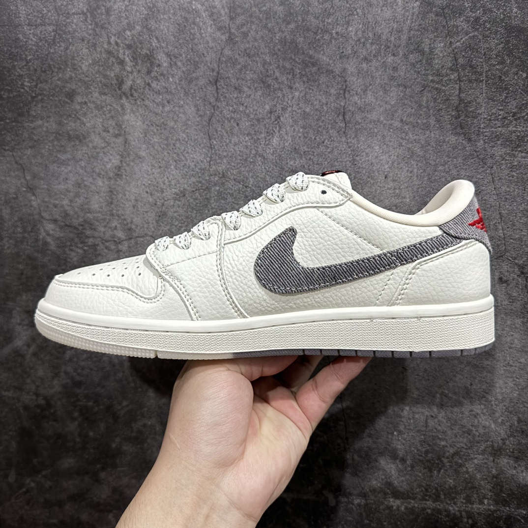 图片[2]-【定制版】Travis Scott x Fragment Design x Jordan Air Jordan 1 Low OG SP  “Supreme巴黎世家联名——米深灰双拼”  多方联名合作融合了Travis Scott 独特的音乐风格，藤原浩个性的设计风格以及Jordan品牌的经典元素 使其成为一双具有独特身份和价值的鞋子 清新而立体的外观加上联名标识更突出了其独特身份 这种配色方案显示出活力和时尚感 在视觉上引人注目  鞋身的质感和细腻的细节处理使其显得高端而格调十足  这款“倒钩”联名是设计与创意完美结合  融合多方的个性风格是一款备受瞩目的潮流鞋款  低帮休闲板鞋 定制鞋盒 大厂纯原品质出货 超高清洁度 皮料切割干净无任何毛边 细节完美 货号:JH6088-607n Size：36 36.5 37.5 38 38.5 39 40 40.5 41 42 42.5 43 44 44.5 45 编码：HXS320340-鞋库