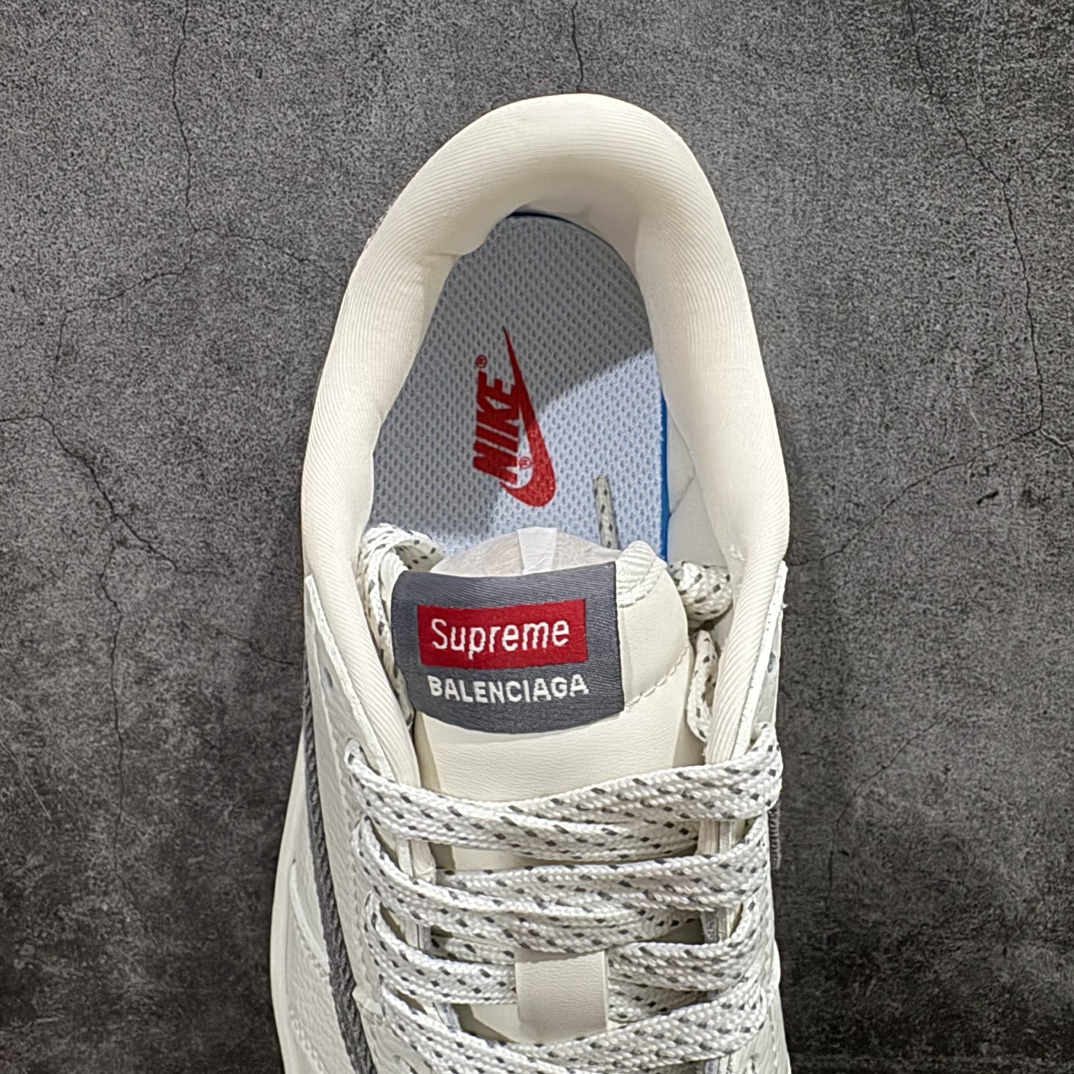 图片[8]-【定制版】Travis Scott x Fragment Design x Jordan Air Jordan 1 Low OG SP  “Supreme巴黎世家联名——米深灰双拼”  多方联名合作融合了Travis Scott 独特的音乐风格，藤原浩个性的设计风格以及Jordan品牌的经典元素 使其成为一双具有独特身份和价值的鞋子 清新而立体的外观加上联名标识更突出了其独特身份 这种配色方案显示出活力和时尚感 在视觉上引人注目  鞋身的质感和细腻的细节处理使其显得高端而格调十足  这款“倒钩”联名是设计与创意完美结合  融合多方的个性风格是一款备受瞩目的潮流鞋款  低帮休闲板鞋 定制鞋盒 大厂纯原品质出货 超高清洁度 皮料切割干净无任何毛边 细节完美 货号:JH6088-607n Size：36 36.5 37.5 38 38.5 39 40 40.5 41 42 42.5 43 44 44.5 45 编码：HXS320340-鞋库