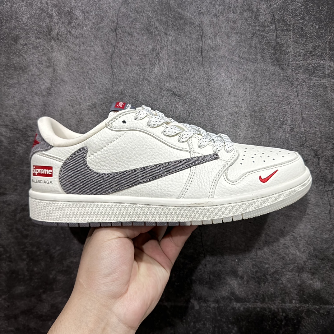 【定制版】Travis Scott x Fragment Design x Jordan Air Jordan 1 Low OG SP  “Supreme巴黎世家联名——米深灰双拼”  多方联名合作融合了Travis Scott 独特的音乐风格，藤原浩个性的设计风格以及Jordan品牌的经典元素 使其成为一双具有独特身份和价值的鞋子 清新而立体的外观加上联名标识更突出了其独特身份 这种配色方案显示出活力和时尚感 在视觉上引人注目  鞋身的质感和细腻的细节处理使其显得高端而格调十足  这款“倒钩”联名是设计与创意完美结合  融合多方的个性风格是一款备受瞩目的潮流鞋款  低帮休闲板鞋 定制鞋盒 大厂纯原品质出货 超高清洁度 皮料切割干净无任何毛边 细节完美 货号:JH6088-607n Size：36 36.5 37.5 38 38.5 39 40 40.5 41 42 42.5 43 44 44.5 45 编码：HXS320340-鞋库