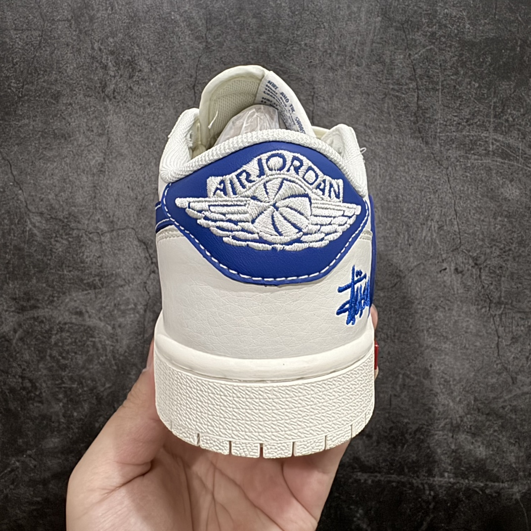 图片[4]-【定制版】Travis Scott x Fragment Design x Air Jordan 1 Low OG SP AJ1 乔1 斯图西联名-海蓝勾 低帮文化休闲板鞋 SJ2068-117n#多方联名合作融合了Travis Scott 独特的音乐风格，藤原浩个性的设计风格以及Jordan品牌的经典元素 使其成为一双具有独特身份和价值的鞋子 清新而立体的外观加上联名标识更突出了其独特身份 这种配色方案显示出活力和时尚感 在视觉上引人注目  鞋身的质感和细腻的细节处理使其显得高端而格调十足  这款“倒钩”联名是设计与创意完美结合  融合多方的个性风格是一款备受瞩目的潮流鞋款  低帮休闲板鞋 定制鞋盒 大厂纯原品质出货 超高清洁度 皮料切割干净无任何毛边 细节完美   尺码：36 36.5 37.5 38 38.5 39 40 40.5 41 42 42.5 43 44 44.5 45 编码：HXS320340-鞋库