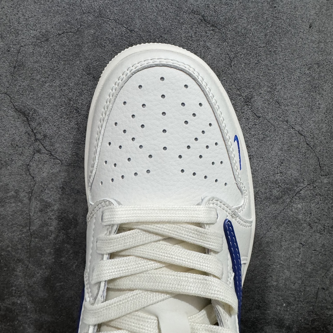 图片[5]-【定制版】Travis Scott x Fragment Design x Air Jordan 1 Low OG SP AJ1 乔1 斯图西联名-海蓝勾 低帮文化休闲板鞋 SJ2068-117n#多方联名合作融合了Travis Scott 独特的音乐风格，藤原浩个性的设计风格以及Jordan品牌的经典元素 使其成为一双具有独特身份和价值的鞋子 清新而立体的外观加上联名标识更突出了其独特身份 这种配色方案显示出活力和时尚感 在视觉上引人注目  鞋身的质感和细腻的细节处理使其显得高端而格调十足  这款“倒钩”联名是设计与创意完美结合  融合多方的个性风格是一款备受瞩目的潮流鞋款  低帮休闲板鞋 定制鞋盒 大厂纯原品质出货 超高清洁度 皮料切割干净无任何毛边 细节完美   尺码：36 36.5 37.5 38 38.5 39 40 40.5 41 42 42.5 43 44 44.5 45 编码：HXS320340-鞋库