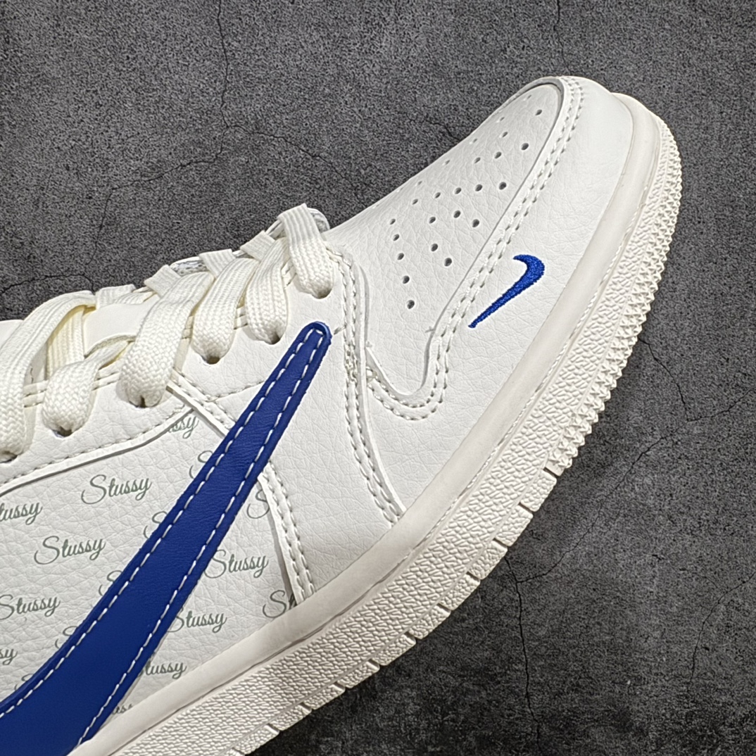 图片[6]-【定制版】Travis Scott x Fragment Design x Air Jordan 1 Low OG SP AJ1 乔1 斯图西联名-海蓝勾 低帮文化休闲板鞋 SJ2068-117n#多方联名合作融合了Travis Scott 独特的音乐风格，藤原浩个性的设计风格以及Jordan品牌的经典元素 使其成为一双具有独特身份和价值的鞋子 清新而立体的外观加上联名标识更突出了其独特身份 这种配色方案显示出活力和时尚感 在视觉上引人注目  鞋身的质感和细腻的细节处理使其显得高端而格调十足  这款“倒钩”联名是设计与创意完美结合  融合多方的个性风格是一款备受瞩目的潮流鞋款  低帮休闲板鞋 定制鞋盒 大厂纯原品质出货 超高清洁度 皮料切割干净无任何毛边 细节完美   尺码：36 36.5 37.5 38 38.5 39 40 40.5 41 42 42.5 43 44 44.5 45 编码：HXS320340-鞋库