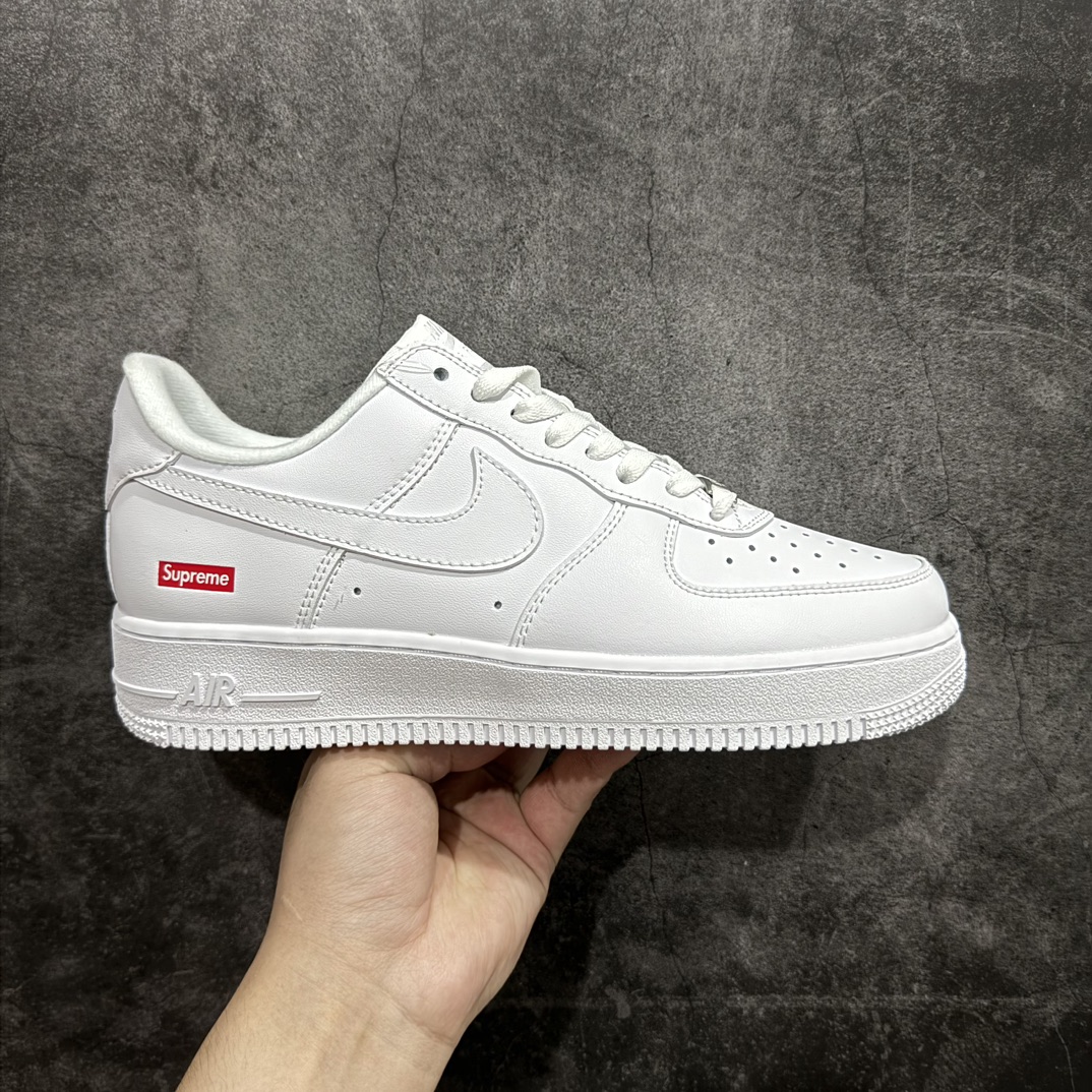 【公司级】Nike Air Force 1 Low Supreme联名n原楦头原纸板 打造纯正空军版型 专注外贸渠道 全掌内置蜂窝气垫原盒配件 原厂中底钢印、拉帮完美  官方货号：CU9225-100 Size：36 36.5 37.5 38 38.5 39 40 40.5 41 42 42.5 43 44 45 编码：CC230240-鞋库