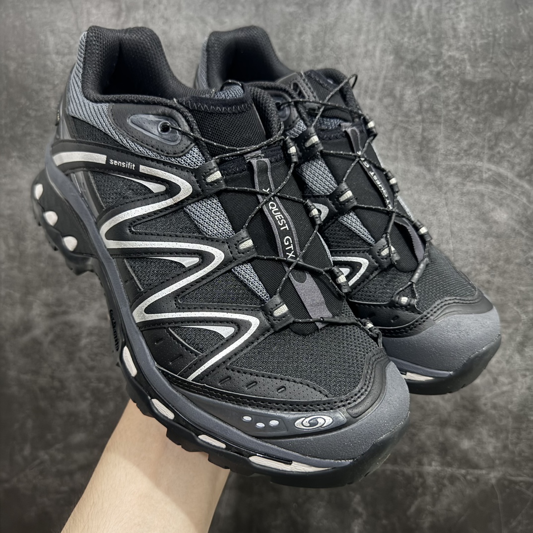 【巅峰升级版】Salomon XT-QUEST ADV萨洛蒙情侣款户外机能鞋 黑无孔 474294n全新工厂出品 升级品质n全鞋改进为原厂一致材料打造n全新修长鞋型 版型正全新玻璃冲刀 清洁度提升中底带数字钢印n网面与鞋头材料校对一致无色差n鞋盒同步原版牛皮纸鞋盒n鞋头处添加☯️太极标 细节多次修改校正坚持同步原版无差别 终端优势供应nSIZE：36 36.5 37.5 38 38.5 39 40 40.5 41 42 42.5 43 44 44.5 45 编码：J310330-鞋库