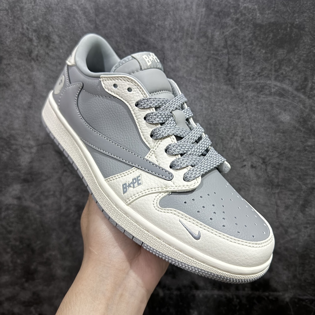 图片[3]-【定制版】Travis Scott x Fragment Design x Air Jordan 1 Low OG SP AJ1 乔1 Bape联名-月影灰 低帮文化休闲板鞋 BB6511-625 #多方联名合作融合了Travis Scott 独特的音乐风格，藤原浩个性的设计风格以及Jordan品牌的经典元素 使其成为一双具有独特身份和价值的鞋子 清新而立体的外观加上联名标识更突出了其独特身份 这种配色方案显示出活力和时尚感 在视觉上引人注目 鞋身的质感和细腻的细节处理使其显得高端而格调十足 这款“倒钩”联名是设计与创意完美结合 融合多方的个性风格是一款备受瞩目的潮流鞋款 低帮休闲板鞋 定制鞋盒 大厂纯原品质出货 超高清洁度 皮料切割干净无任何毛边 细节完美  尺码：36 36.5 37.5 38 38.5 39 40 40.5 41 42 42.5 43 44 44.5 45 编码：HXS320340-鞋库