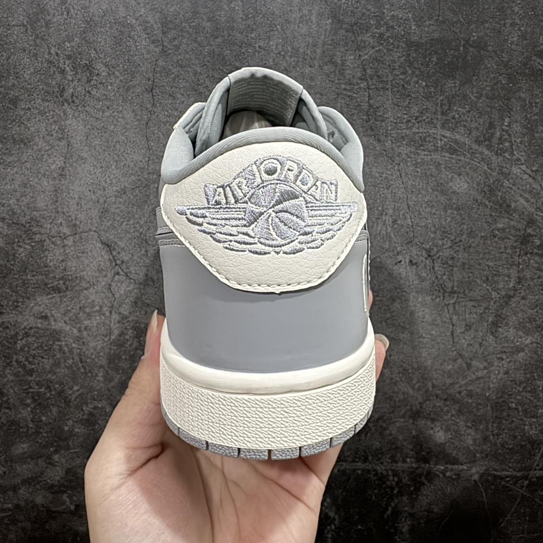 图片[4]-【定制版】Travis Scott x Fragment Design x Air Jordan 1 Low OG SP AJ1 乔1 Bape联名-月影灰 低帮文化休闲板鞋 BB6511-625 #多方联名合作融合了Travis Scott 独特的音乐风格，藤原浩个性的设计风格以及Jordan品牌的经典元素 使其成为一双具有独特身份和价值的鞋子 清新而立体的外观加上联名标识更突出了其独特身份 这种配色方案显示出活力和时尚感 在视觉上引人注目 鞋身的质感和细腻的细节处理使其显得高端而格调十足 这款“倒钩”联名是设计与创意完美结合 融合多方的个性风格是一款备受瞩目的潮流鞋款 低帮休闲板鞋 定制鞋盒 大厂纯原品质出货 超高清洁度 皮料切割干净无任何毛边 细节完美  尺码：36 36.5 37.5 38 38.5 39 40 40.5 41 42 42.5 43 44 44.5 45 编码：HXS320340-鞋库