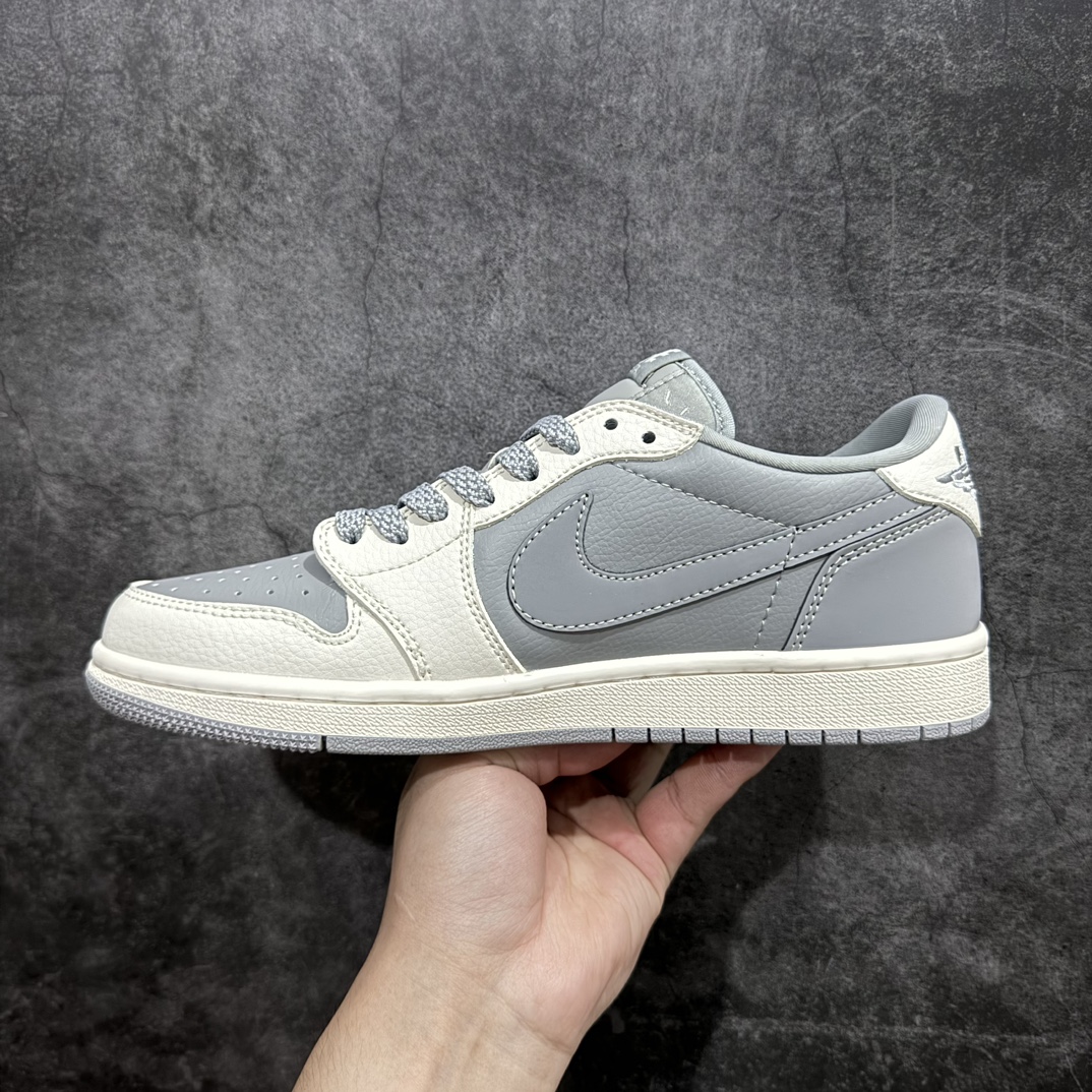 图片[2]-【定制版】Travis Scott x Fragment Design x Air Jordan 1 Low OG SP AJ1 乔1 Bape联名-月影灰 低帮文化休闲板鞋 BB6511-625 #多方联名合作融合了Travis Scott 独特的音乐风格，藤原浩个性的设计风格以及Jordan品牌的经典元素 使其成为一双具有独特身份和价值的鞋子 清新而立体的外观加上联名标识更突出了其独特身份 这种配色方案显示出活力和时尚感 在视觉上引人注目 鞋身的质感和细腻的细节处理使其显得高端而格调十足 这款“倒钩”联名是设计与创意完美结合 融合多方的个性风格是一款备受瞩目的潮流鞋款 低帮休闲板鞋 定制鞋盒 大厂纯原品质出货 超高清洁度 皮料切割干净无任何毛边 细节完美  尺码：36 36.5 37.5 38 38.5 39 40 40.5 41 42 42.5 43 44 44.5 45 编码：HXS320340-鞋库