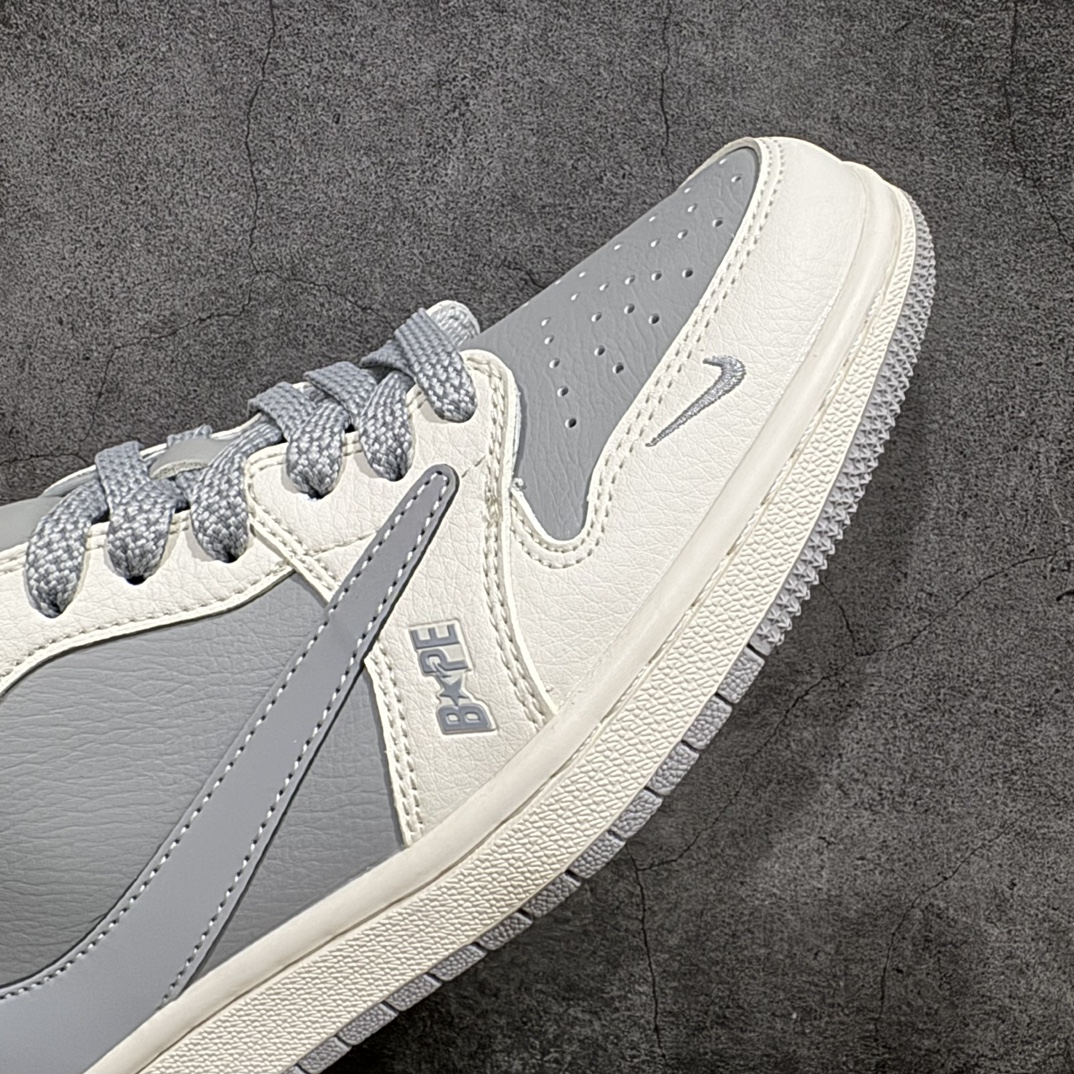 图片[6]-【定制版】Travis Scott x Fragment Design x Air Jordan 1 Low OG SP AJ1 乔1 Bape联名-月影灰 低帮文化休闲板鞋 BB6511-625 #多方联名合作融合了Travis Scott 独特的音乐风格，藤原浩个性的设计风格以及Jordan品牌的经典元素 使其成为一双具有独特身份和价值的鞋子 清新而立体的外观加上联名标识更突出了其独特身份 这种配色方案显示出活力和时尚感 在视觉上引人注目 鞋身的质感和细腻的细节处理使其显得高端而格调十足 这款“倒钩”联名是设计与创意完美结合 融合多方的个性风格是一款备受瞩目的潮流鞋款 低帮休闲板鞋 定制鞋盒 大厂纯原品质出货 超高清洁度 皮料切割干净无任何毛边 细节完美  尺码：36 36.5 37.5 38 38.5 39 40 40.5 41 42 42.5 43 44 44.5 45 编码：HXS320340-鞋库