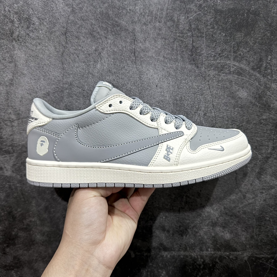 【定制版】Travis Scott x Fragment Design x Air Jordan 1 Low OG SP AJ1 乔1 Bape联名-月影灰 低帮文化休闲板鞋 BB6511-625 #多方联名合作融合了Travis Scott 独特的音乐风格，藤原浩个性的设计风格以及Jordan品牌的经典元素 使其成为一双具有独特身份和价值的鞋子 清新而立体的外观加上联名标识更突出了其独特身份 这种配色方案显示出活力和时尚感 在视觉上引人注目 鞋身的质感和细腻的细节处理使其显得高端而格调十足 这款“倒钩”联名是设计与创意完美结合 融合多方的个性风格是一款备受瞩目的潮流鞋款 低帮休闲板鞋 定制鞋盒 大厂纯原品质出货 超高清洁度 皮料切割干净无任何毛边 细节完美  尺码：36 36.5 37.5 38 38.5 39 40 40.5 41 42 42.5 43 44 44.5 45 编码：HXS320340-鞋库