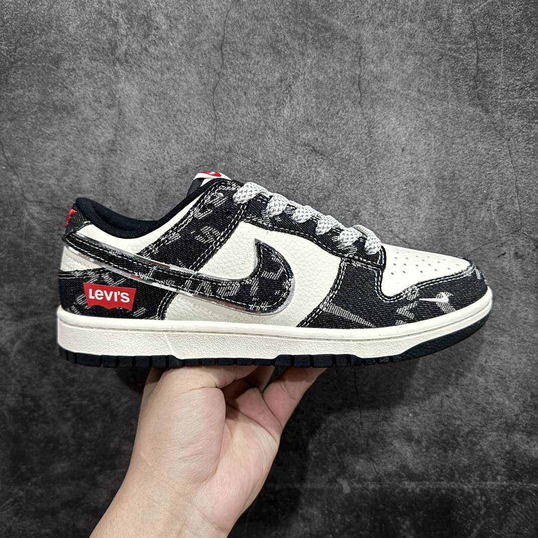 【定制版】Nk SB Dunk Low 李维斯联名-黑印花牛仔布 周年高端定制 低帮休闲板鞋 XX2025-109n#定制鞋盒 大厂纯原品质出货 超高清洁度 皮料切割干净无任何毛边 细节完美   尺码：36 36.5 37.5 38 38.5 39 40 40.5 41 42 42.5 43 44 44.5 45 编码：HXS320340-鞋库