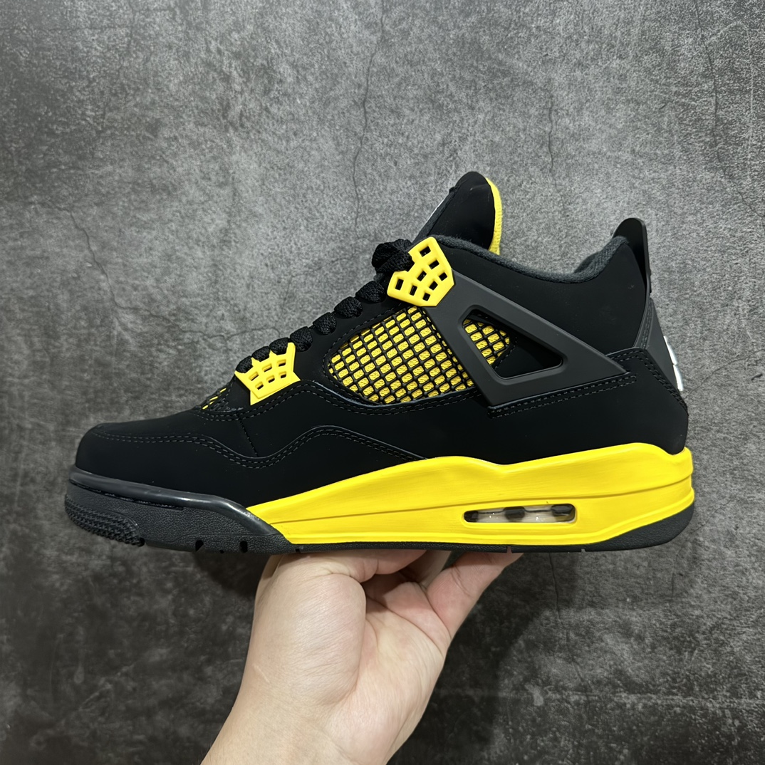 图片[2]-特价【GX/美版绿x】Air Jordan AJ4 Retro 黑黄雷公 HD6927-017 圈内最强四代 独家外贸特供尺码含 45.5 48.5 耗时半年巨作 全套原纸板楦头开发 原厂特供皮料加持 确保原汁原味 完美呈现四代版型 一比一鞋头弧度高度鞋身弧度 数据细节工艺流程均保持原鞋一致 原厂TPU网格鞋带扣 正确内里网布 菱角分明不变形无多余毛边 柔软性质感一致于原鞋 市场唯一原厂鞋扣模具 背面可见隐藏注塑口 原厂织唛标 原厂飞人电绣工艺 尾指中部跳三针 独家绑鞋带手法 印刷中底布 四线拉帮 米色美纹纸贴合固定 进口港宝加持 后跟自然饱满 全鞋荧光划线卡点 追求极致完美 每一双都是工艺品 多重QC质检 超越公司货的品控标准 实实在在的免检产品 尺码：40 40.5 41 42 42.5 43 44 44.5 45 45.5 46 47.5 48.5-选品中心