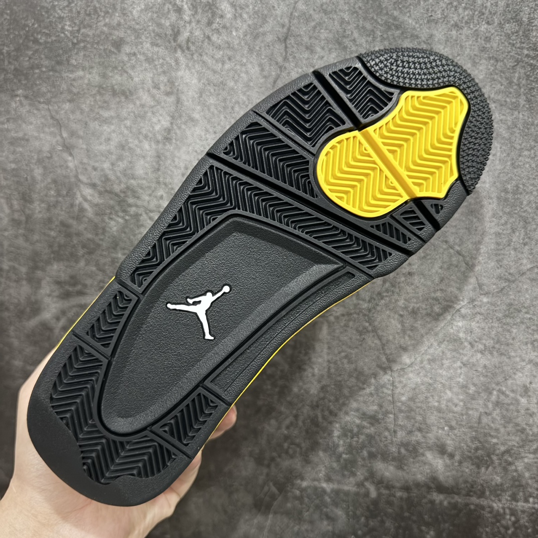 图片[9]-特价【GX/美版绿x】Air Jordan AJ4 Retro 黑黄雷公 HD6927-017 圈内最强四代 独家外贸特供尺码含 45.5 48.5 耗时半年巨作 全套原纸板楦头开发 原厂特供皮料加持 确保原汁原味 完美呈现四代版型 一比一鞋头弧度高度鞋身弧度 数据细节工艺流程均保持原鞋一致 原厂TPU网格鞋带扣 正确内里网布 菱角分明不变形无多余毛边 柔软性质感一致于原鞋 市场唯一原厂鞋扣模具 背面可见隐藏注塑口 原厂织唛标 原厂飞人电绣工艺 尾指中部跳三针 独家绑鞋带手法 印刷中底布 四线拉帮 米色美纹纸贴合固定 进口港宝加持 后跟自然饱满 全鞋荧光划线卡点 追求极致完美 每一双都是工艺品 多重QC质检 超越公司货的品控标准 实实在在的免检产品 尺码：40 40.5 41 42 42.5 43 44 44.5 45 45.5 46 47.5 48.5-选品中心