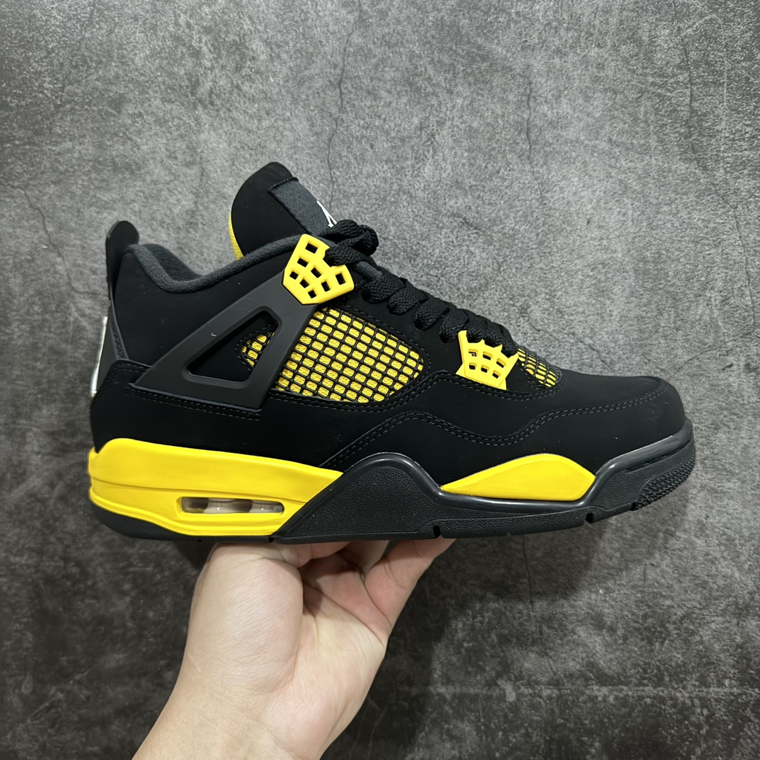 特价【GX/美版绿x】Air Jordan AJ4 Retro 黑黄雷公 HD6927-017 圈内最强四代 独家外贸特供尺码含 45.5 48.5 耗时半年巨作 全套原纸板楦头开发 原厂特供皮料加持 确保原汁原味 完美呈现四代版型 一比一鞋头弧度高度鞋身弧度 数据细节工艺流程均保持原鞋一致 原厂TPU网格鞋带扣 正确内里网布 菱角分明不变形无多余毛边 柔软性质感一致于原鞋 市场唯一原厂鞋扣模具 背面可见隐藏注塑口 原厂织唛标 原厂飞人电绣工艺 尾指中部跳三针 独家绑鞋带手法 印刷中底布 四线拉帮 米色美纹纸贴合固定 进口港宝加持 后跟自然饱满 全鞋荧光划线卡点 追求极致完美 每一双都是工艺品 多重QC质检 超越公司货的品控标准 实实在在的免检产品 尺码:40 40.5 41 42 42.5 43 44 44.5 45 45.5 46 47.5 48.5-选品中心