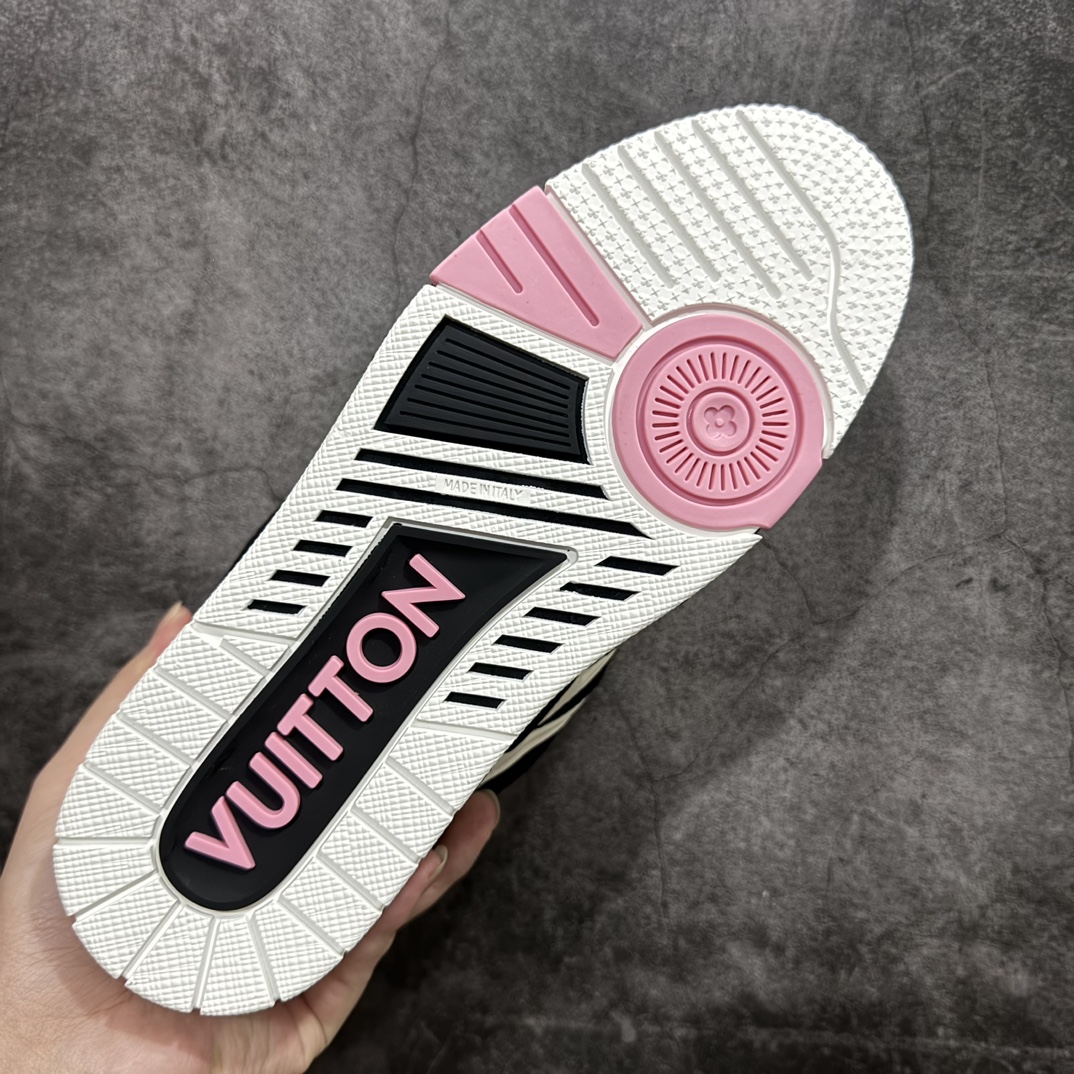 图片[9]-【广东纯原版本】LOUIS VUITTON Skate系列nLv Trainer 黑白绿 四叶草 联名款n佛山大厂出产 品控胜过市面百分之95n外包装全新升级‼️原版完美楦型TPU大底材料。独家底磨 质感媲美原版 密集度超高 区别于同行色泽质感 意大利进口头层一刀切小牛皮 皮料厚实度韧性高于市面n原版垫脚聚米微料加透气英伦网布 都是按正品一比一打造开发 不偷半点料 不掺半点假细节原版一致 可对比 全包套原版包装配件 目前市面一梯队级别⚠️市场太杂请注意混卖版本 可区别材料 版型 质感 包装配件 一切肉眼可见的细节 尺码：35 36 37 38 39 40 41 42 43 44 45 46 编码：TL470500-鞋库