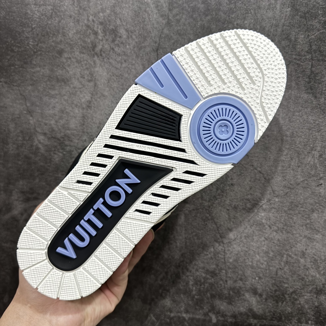 图片[9]-【广东纯原版本】LOUIS VUITTON Skate系列nLv Trainer 黑白绿 四叶草 联名款n佛山大厂出产 品控胜过市面百分之95n外包装全新升级‼️原版完美楦型TPU大底材料。独家底磨 质感媲美原版 密集度超高 区别于同行色泽质感 意大利进口头层一刀切小牛皮 皮料厚实度韧性高于市面n原版垫脚聚米微料加透气英伦网布 都是按正品一比一打造开发 不偷半点料 不掺半点假细节原版一致 可对比 全包套原版包装配件 目前市面一梯队级别⚠️市场太杂请注意混卖版本 可区别材料 版型 质感 包装配件 一切肉眼可见的细节 尺码：35 36 37 38 39 40 41 42 43 44 45 46 编码：TL470500-鞋库