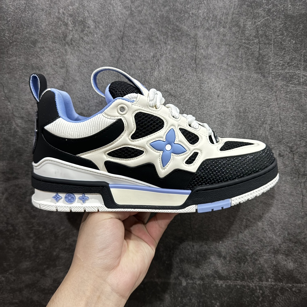 【广东纯原版本】LOUIS VUITTON Skate系列nLv Trainer 黑白绿 四叶草 联名款n佛山大厂出产 品控胜过市面百分之95n外包装全新升级‼️原版完美楦型TPU大底材料。独家底磨 质感媲美原版 密集度超高 区别于同行色泽质感 意大利进口头层一刀切小牛皮 皮料厚实度韧性高于市面n原版垫脚聚米微料加透气英伦网布 都是按正品一比一打造开发 不偷半点料 不掺半点假细节原版一致 可对比 全包套原版包装配件 目前市面一梯队级别⚠️市场太杂请注意混卖版本 可区别材料 版型 质感 包装配件 一切肉眼可见的细节 尺码：35 36 37 38 39 40 41 42 43 44 45 46 编码：TL470500-鞋库