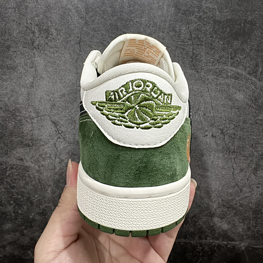 图片[4]-【定制版】Travis Scott x Fragment Design x Air Jordan 1 Low OG SP AJ1 乔1 Bape联名-丛林绿 低帮文化休闲板鞋 XY2688-107rn#多方联名合作融合了Travis Scott 独特的音乐风格，藤原浩个性的设计风格以及Jordan品牌的经典元素 使其成为一双具有独特身份和价值的鞋子 清新而立体的外观加上联名标识更突出了其独特身份 这种配色方案显示出活力和时尚感 在视觉上引人注目  鞋身的质感和细腻的细节处理使其显得高端而格调十足  这款“倒钩”联名是设计与创意完美结合  融合多方的个性风格是一款备受瞩目的潮流鞋款  低帮休闲板鞋 定制鞋盒 大厂纯原品质出货 超高清洁度 皮料切割干净无任何毛边 细节完美 r 尺码：36 36.5 37.5 38 38.5 39 40 40.5 41 42 42.5 43 44 44.5 45  编码：HXS320340-鞋库