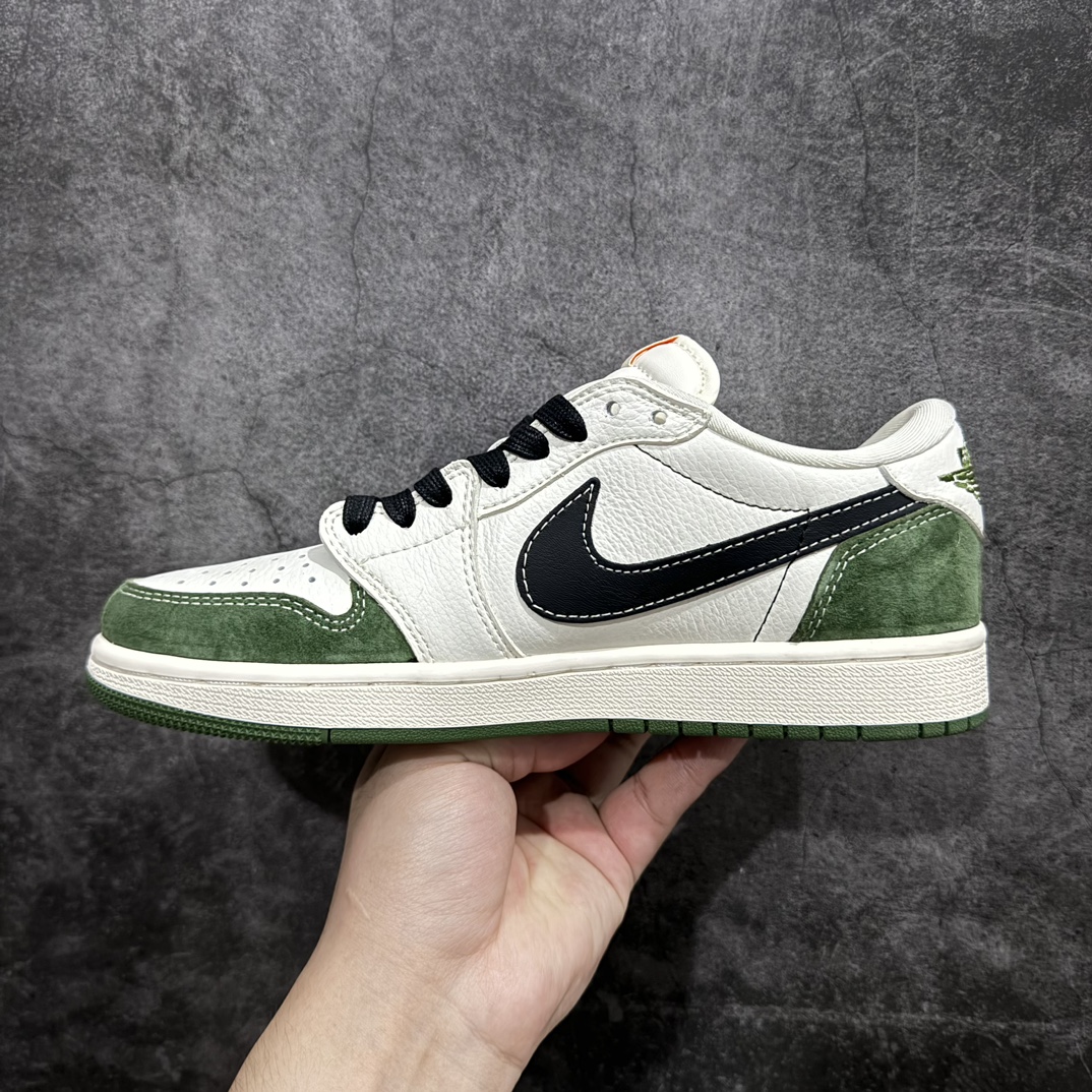 图片[2]-【定制版】Travis Scott x Fragment Design x Air Jordan 1 Low OG SP AJ1 乔1 Bape联名-丛林绿 低帮文化休闲板鞋 XY2688-107rn#多方联名合作融合了Travis Scott 独特的音乐风格，藤原浩个性的设计风格以及Jordan品牌的经典元素 使其成为一双具有独特身份和价值的鞋子 清新而立体的外观加上联名标识更突出了其独特身份 这种配色方案显示出活力和时尚感 在视觉上引人注目  鞋身的质感和细腻的细节处理使其显得高端而格调十足  这款“倒钩”联名是设计与创意完美结合  融合多方的个性风格是一款备受瞩目的潮流鞋款  低帮休闲板鞋 定制鞋盒 大厂纯原品质出货 超高清洁度 皮料切割干净无任何毛边 细节完美 r 尺码：36 36.5 37.5 38 38.5 39 40 40.5 41 42 42.5 43 44 44.5 45  编码：HXS320340-鞋库