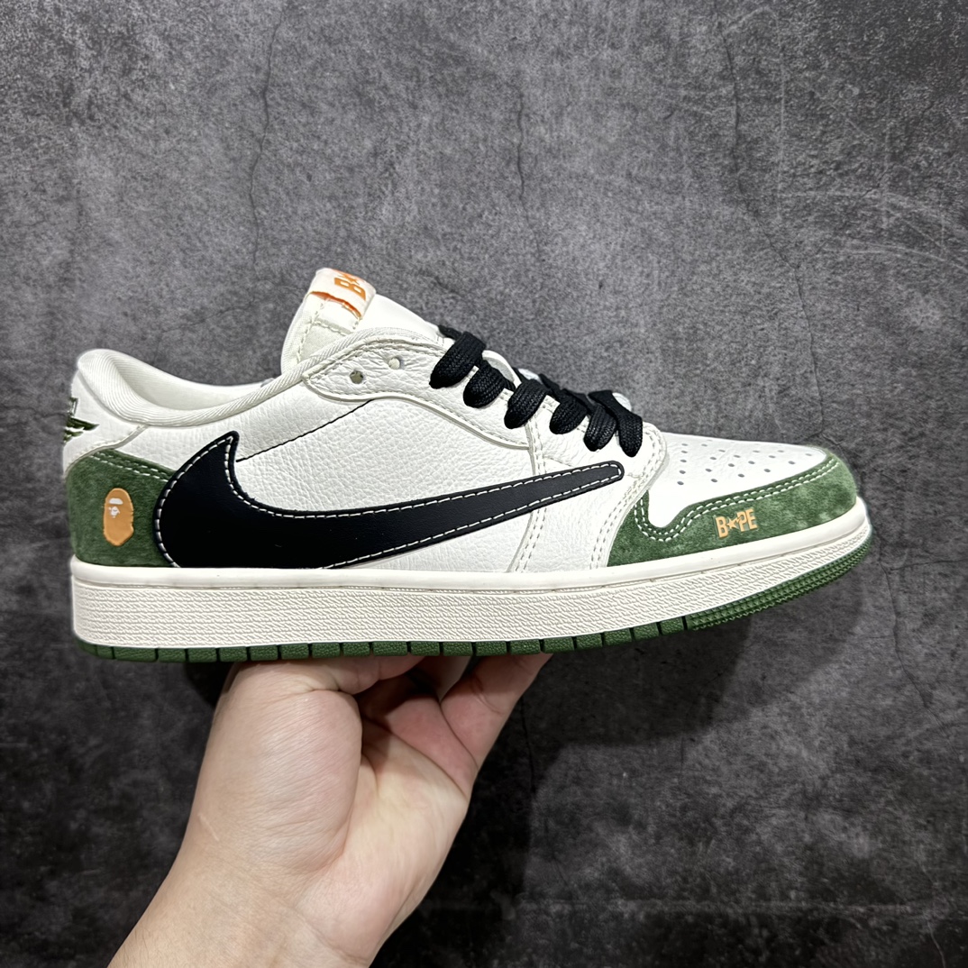 【定制版】Travis Scott x Fragment Design x Air Jordan 1 Low OG SP AJ1 乔1 Bape联名-丛林绿 低帮文化休闲板鞋 XY2688-107rn#多方联名合作融合了Travis Scott 独特的音乐风格，藤原浩个性的设计风格以及Jordan品牌的经典元素 使其成为一双具有独特身份和价值的鞋子 清新而立体的外观加上联名标识更突出了其独特身份 这种配色方案显示出活力和时尚感 在视觉上引人注目  鞋身的质感和细腻的细节处理使其显得高端而格调十足  这款“倒钩”联名是设计与创意完美结合  融合多方的个性风格是一款备受瞩目的潮流鞋款  低帮休闲板鞋 定制鞋盒 大厂纯原品质出货 超高清洁度 皮料切割干净无任何毛边 细节完美 r 尺码：36 36.5 37.5 38 38.5 39 40 40.5 41 42 42.5 43 44 44.5 45  编码：HXS320340-鞋库