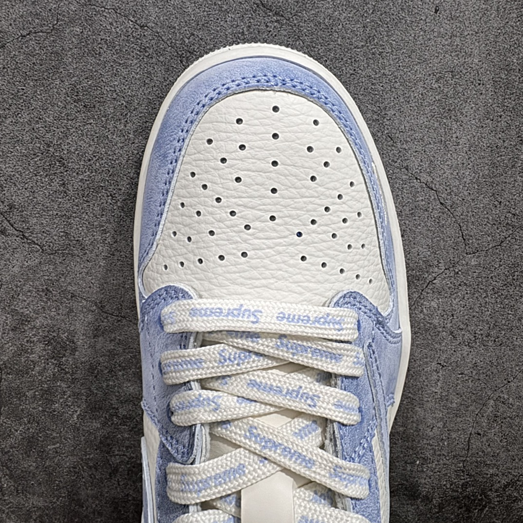 图片[5]-【定制版】Travis Scott x Fragment Design x Air Jordan 1 Low OG SP AJ1 乔1 Supreme联名-扎染蓝 低帮文化休闲板鞋 CH6336-010rnn多方联名合作融合了Travis Scott 独特的音乐风格，藤原浩个性的设计风格以及Jordan品牌的经典元素 使其成为一双具有独特身份和价值的鞋子 清新而立体的外观加上联名标识更突出了其独特身份 这种配色方案显示出活力和时尚感 在视觉上引人注目  鞋身的质感和细腻的细节处理使其显得高端而格调十足  这款“倒钩”联名是设计与创意完美结合  融合多方的个性风格是一款备受瞩目的潮流鞋款  低帮休闲板鞋 定制鞋盒 大厂纯原品质出货 超高清洁度 皮料切割干净无任何毛边 细节完美 r 尺码：36 36.5 37.5 38 38.5 39 40 40.5 41 42 42.5 43 44 44.5 45  编码：HXS320340-鞋库