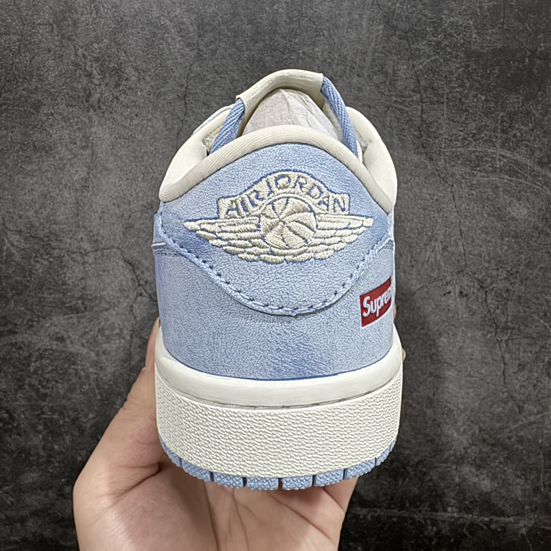 图片[4]-【定制版】Travis Scott x Fragment Design x Air Jordan 1 Low OG SP AJ1 乔1 Supreme联名-扎染蓝 低帮文化休闲板鞋 CH6336-010rnn多方联名合作融合了Travis Scott 独特的音乐风格，藤原浩个性的设计风格以及Jordan品牌的经典元素 使其成为一双具有独特身份和价值的鞋子 清新而立体的外观加上联名标识更突出了其独特身份 这种配色方案显示出活力和时尚感 在视觉上引人注目  鞋身的质感和细腻的细节处理使其显得高端而格调十足  这款“倒钩”联名是设计与创意完美结合  融合多方的个性风格是一款备受瞩目的潮流鞋款  低帮休闲板鞋 定制鞋盒 大厂纯原品质出货 超高清洁度 皮料切割干净无任何毛边 细节完美 r 尺码：36 36.5 37.5 38 38.5 39 40 40.5 41 42 42.5 43 44 44.5 45  编码：HXS320340-鞋库