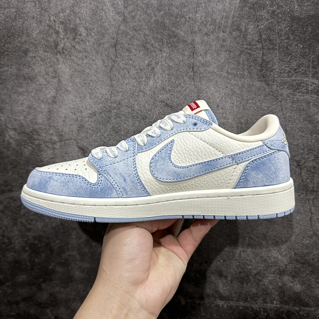 图片[2]-【定制版】Travis Scott x Fragment Design x Air Jordan 1 Low OG SP AJ1 乔1 Supreme联名-扎染蓝 低帮文化休闲板鞋 CH6336-010rnn多方联名合作融合了Travis Scott 独特的音乐风格，藤原浩个性的设计风格以及Jordan品牌的经典元素 使其成为一双具有独特身份和价值的鞋子 清新而立体的外观加上联名标识更突出了其独特身份 这种配色方案显示出活力和时尚感 在视觉上引人注目  鞋身的质感和细腻的细节处理使其显得高端而格调十足  这款“倒钩”联名是设计与创意完美结合  融合多方的个性风格是一款备受瞩目的潮流鞋款  低帮休闲板鞋 定制鞋盒 大厂纯原品质出货 超高清洁度 皮料切割干净无任何毛边 细节完美 r 尺码：36 36.5 37.5 38 38.5 39 40 40.5 41 42 42.5 43 44 44.5 45  编码：HXS320340-鞋库